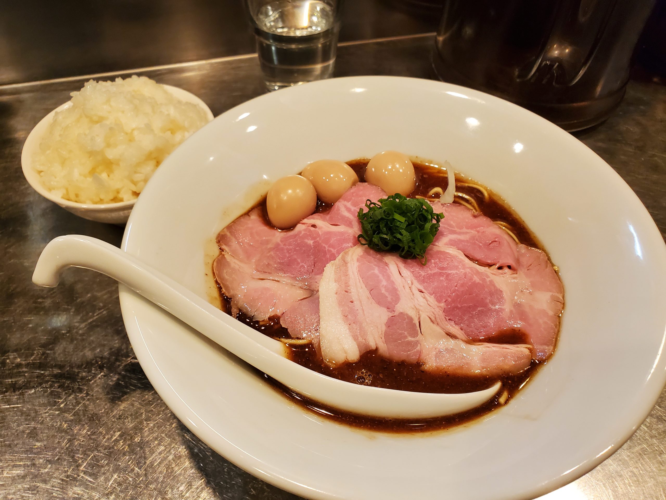 【さんじ】東上野で味わう人気のラーメン『濃厚煮干』他