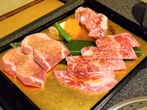 新宿で大人気！高級店『六歌仙』の焼肉とすき焼きの食べ放題コース