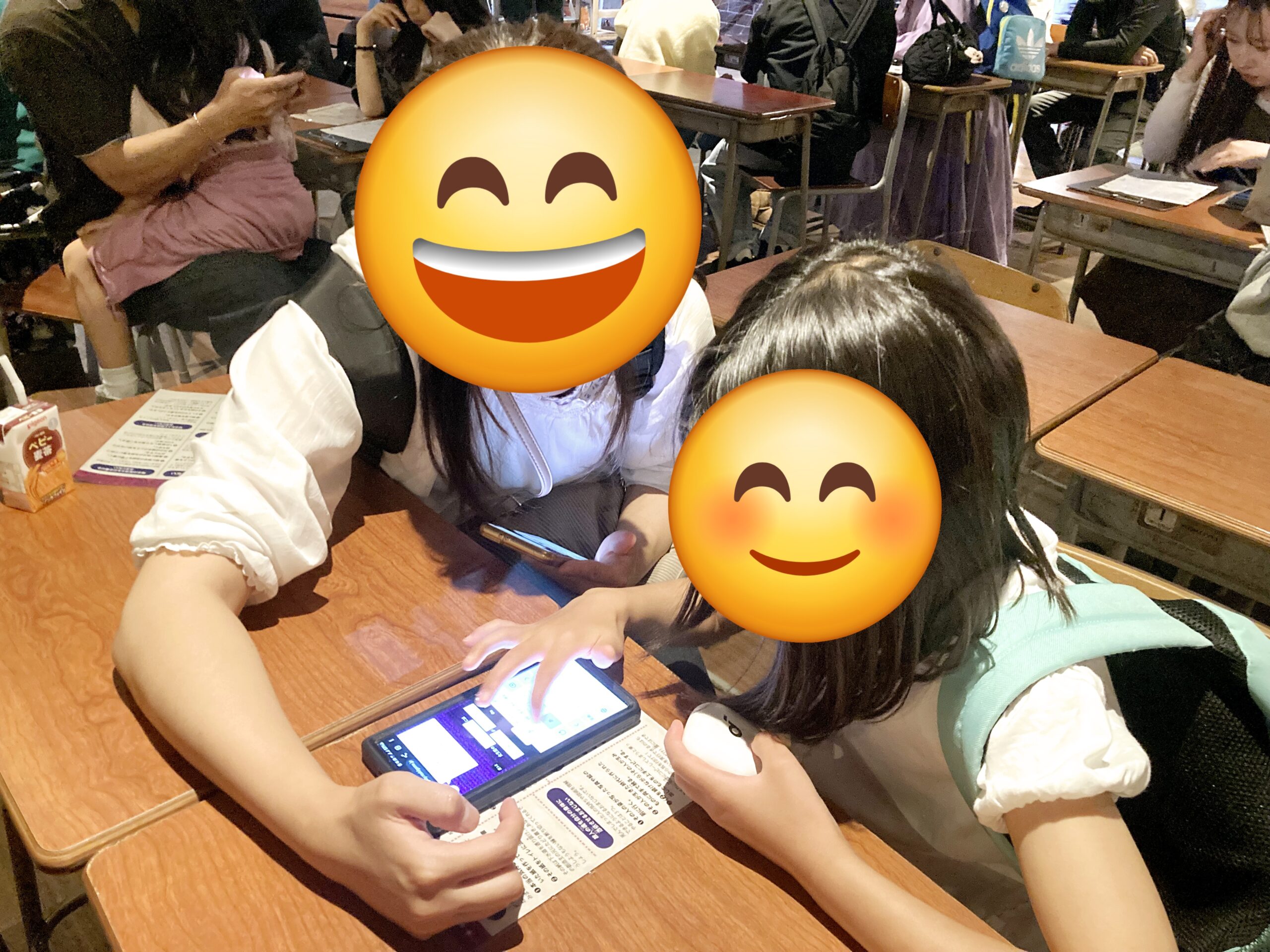 机でスマホとキットを見ながら謎解きする親子