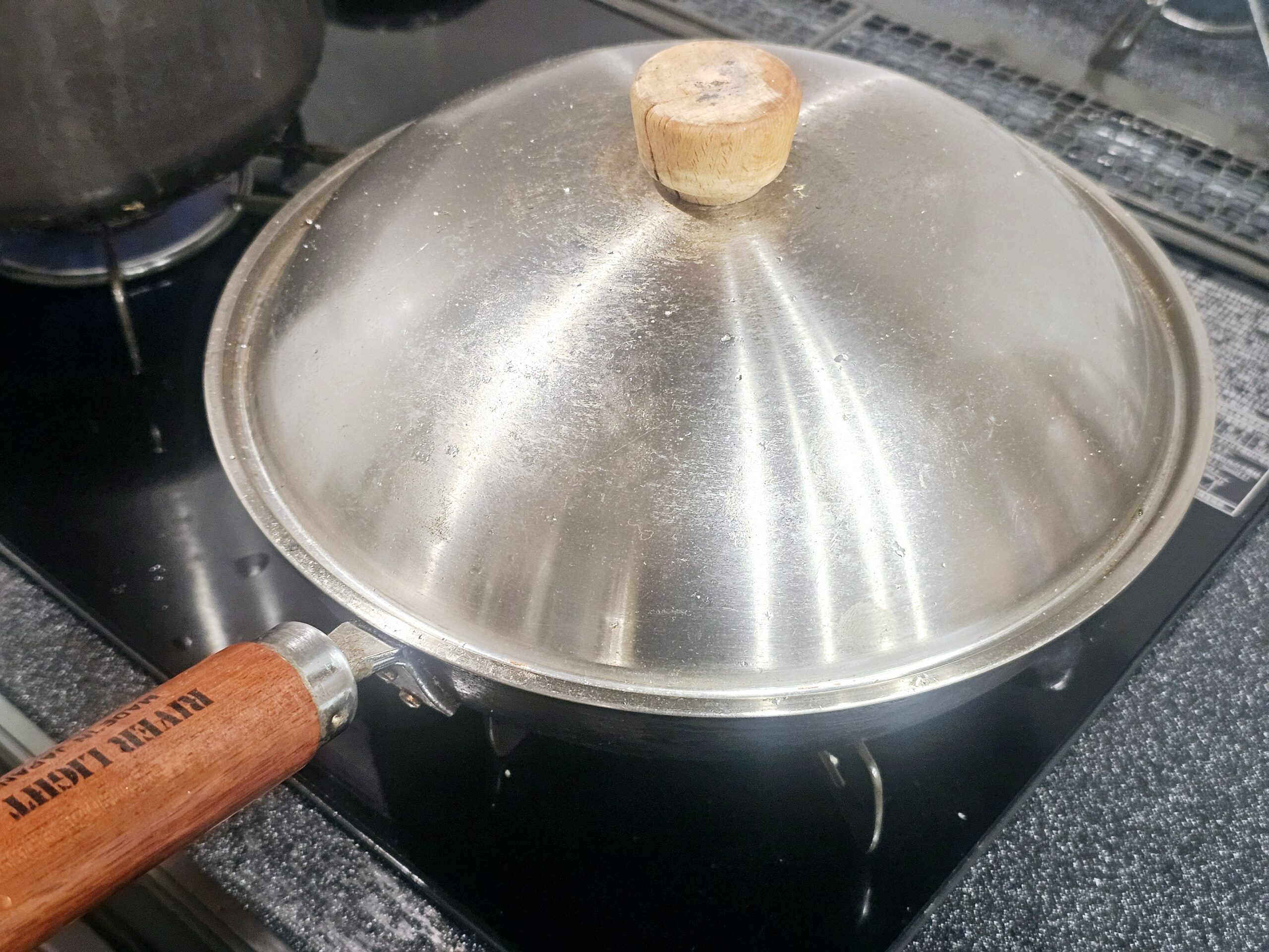 フライパンに蓋をして加熱