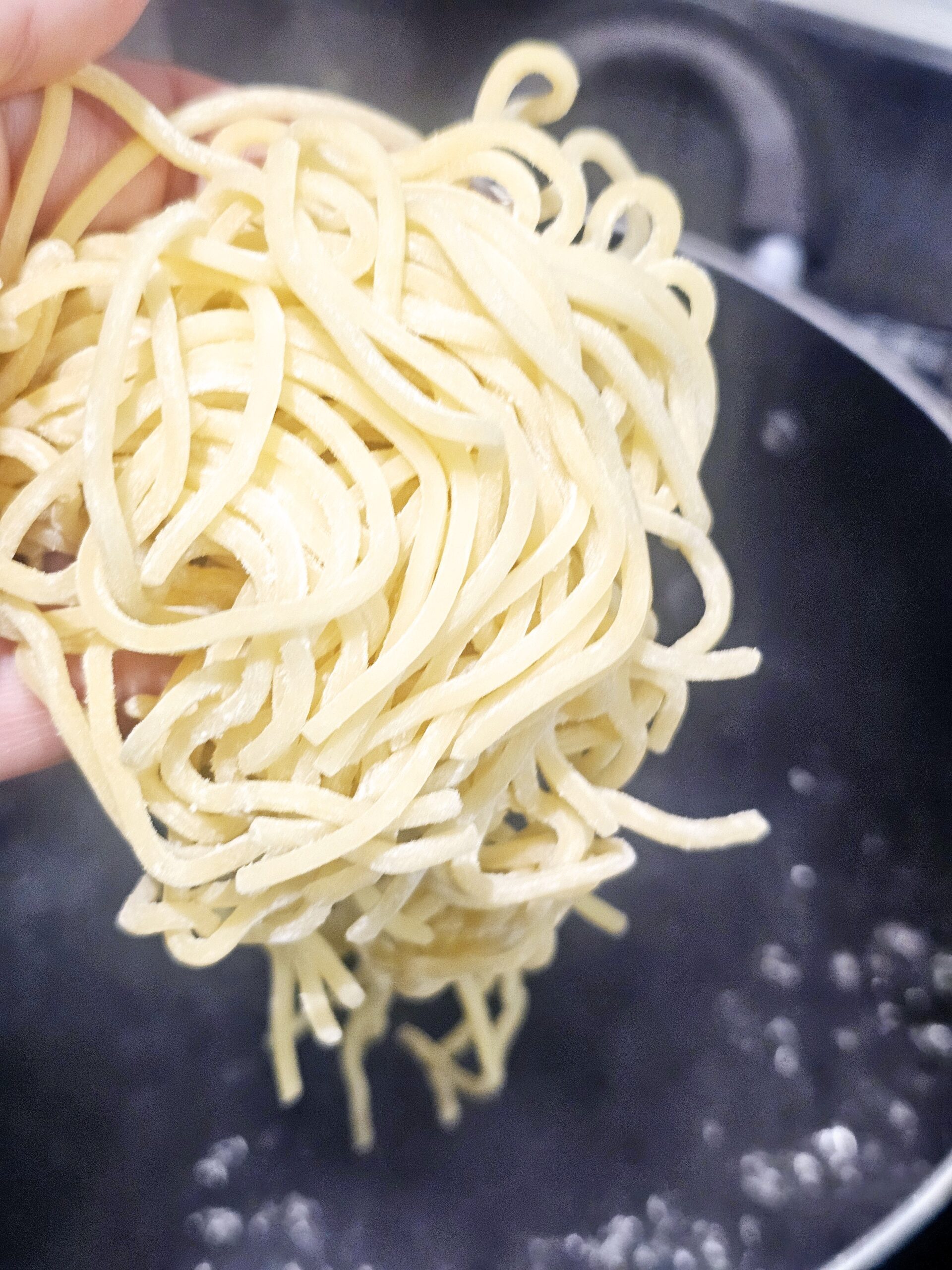 パスタを茹でている様子または投入
