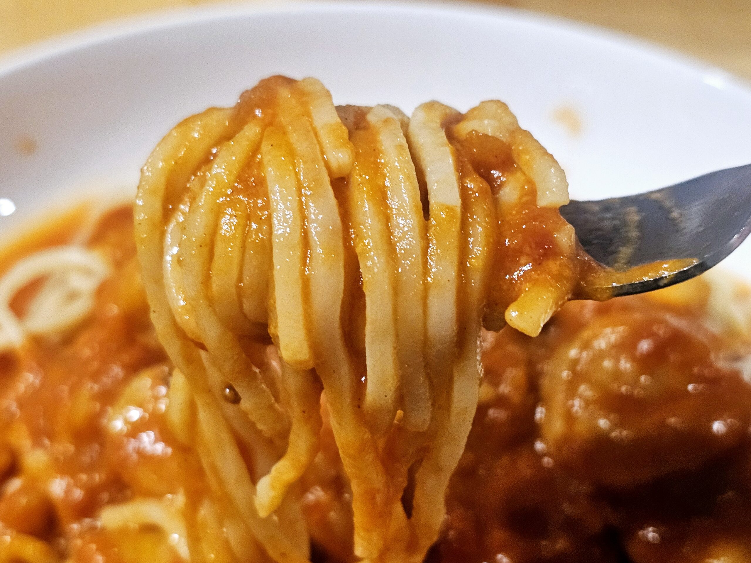 パスタをフォークで持ち上げた様子