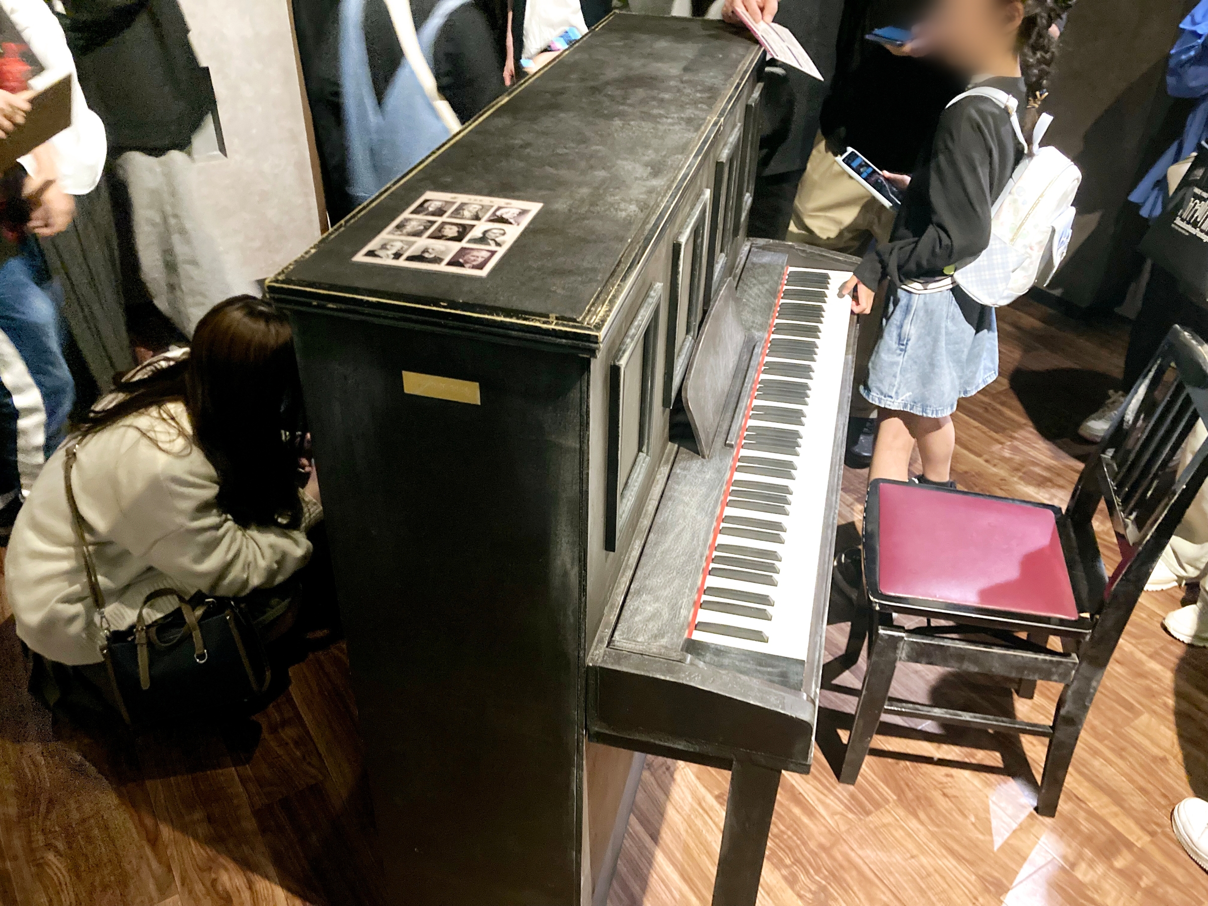 音楽室にあるような古いピアノ