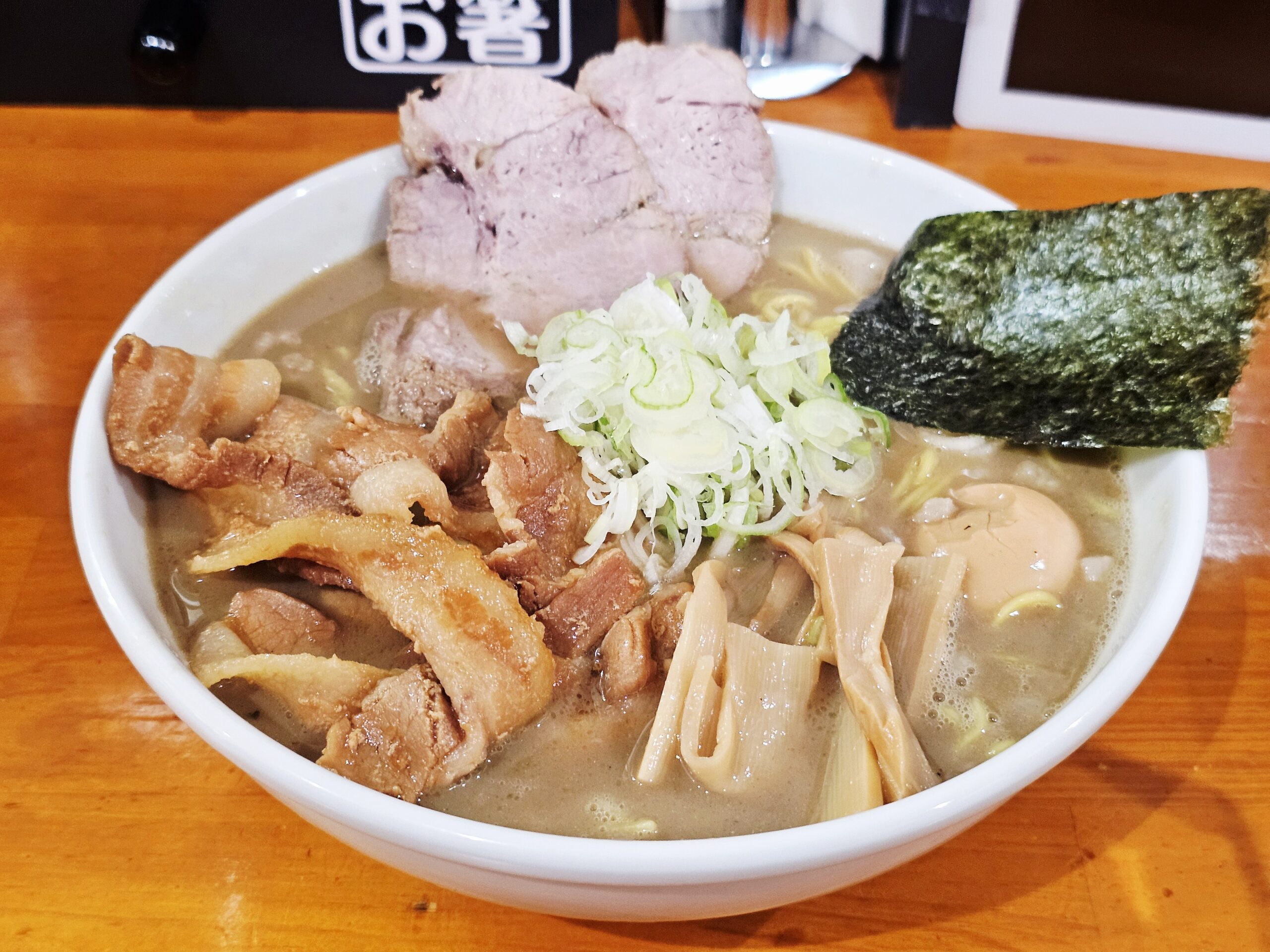 一条流がんこラーメン金町の純正100大盛（悪魔肉、味玉トッピング）