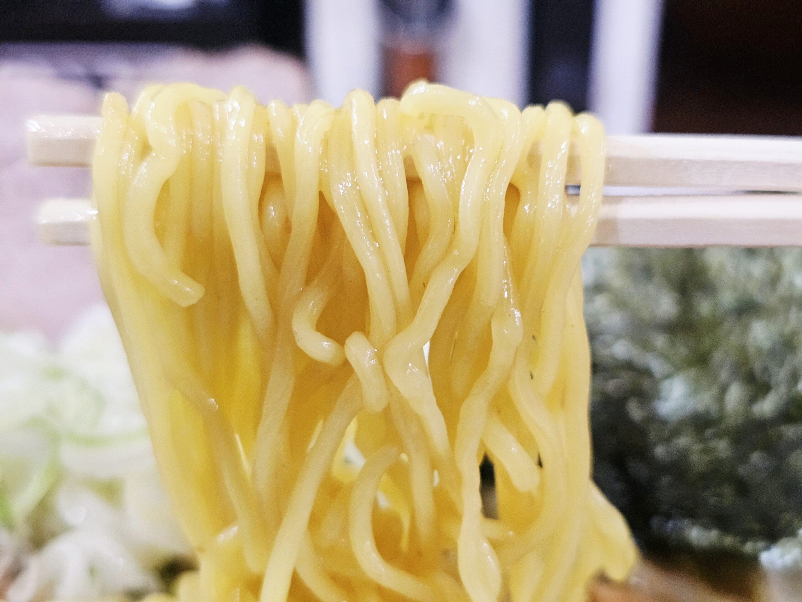 一条流がんこラーメン金町の黄色い細麺のリフト