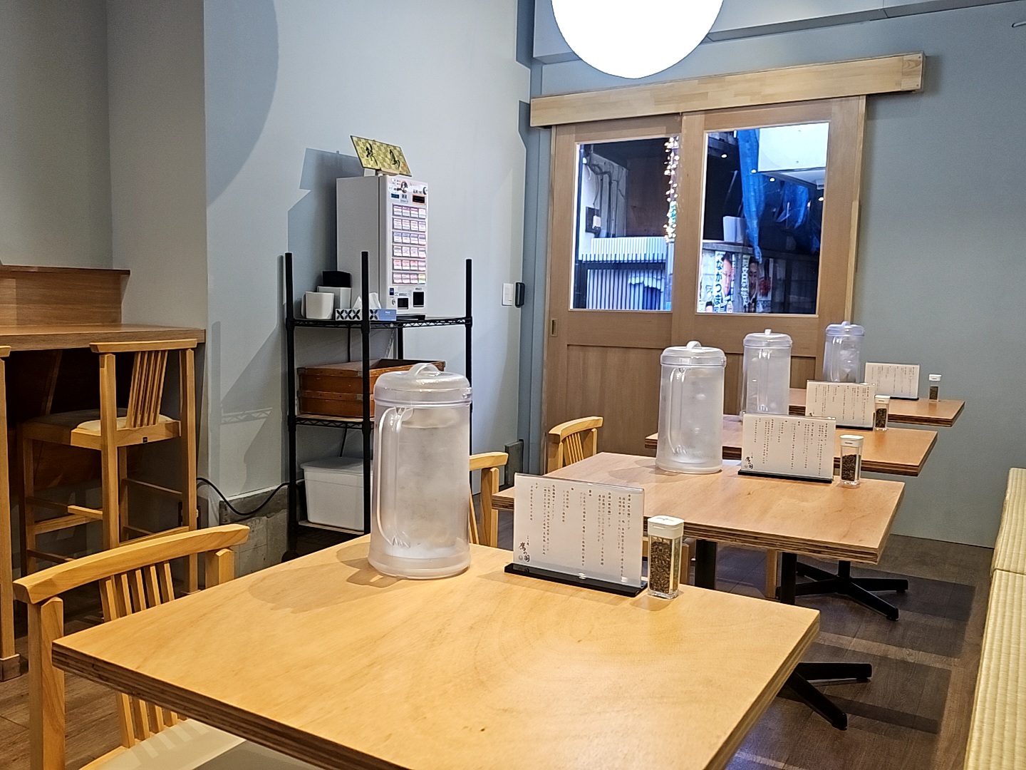 らぁ麺 鷹の羽の店内