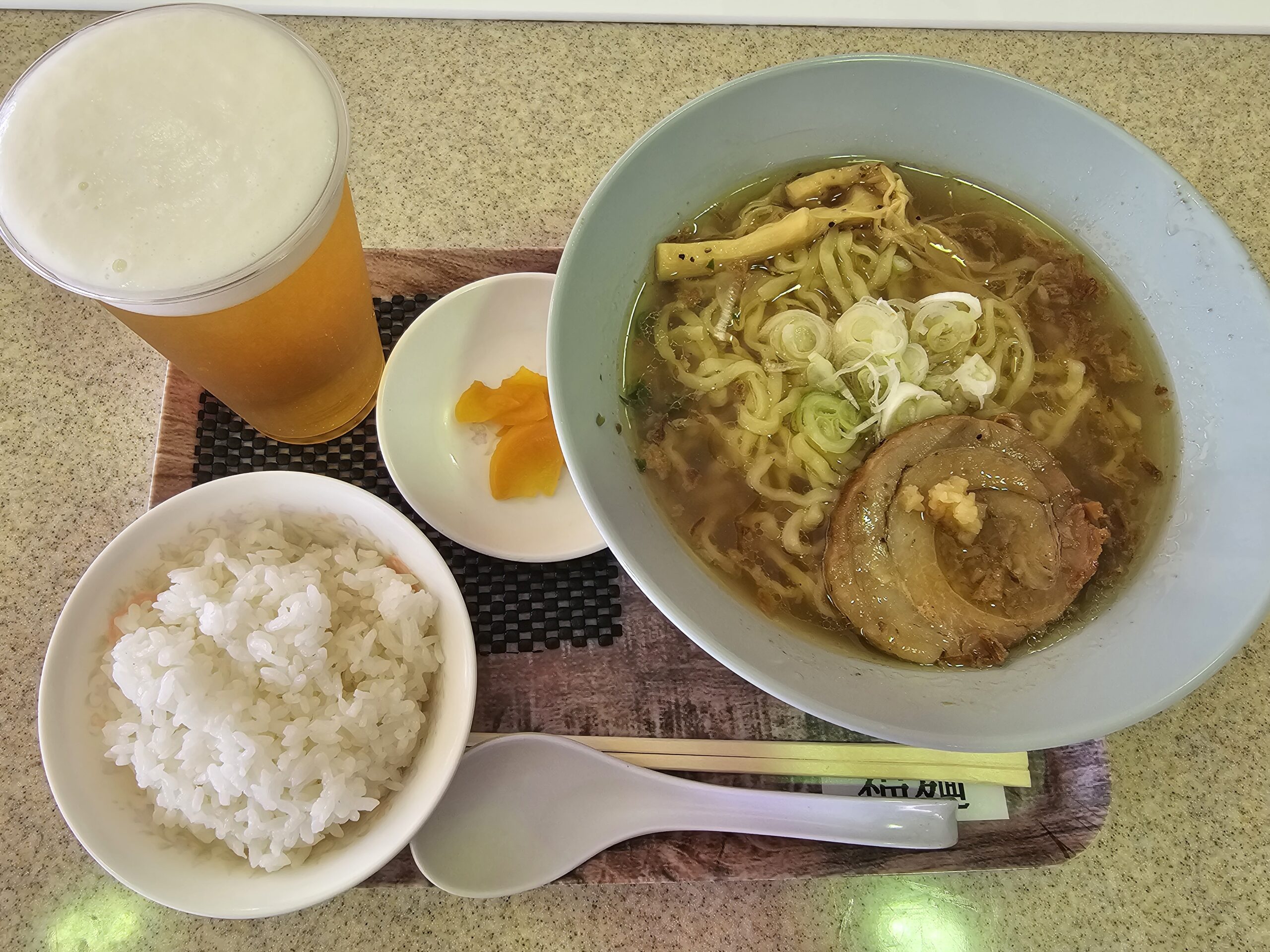 福麺のうま塩らーめんとビール、ごはんのセット