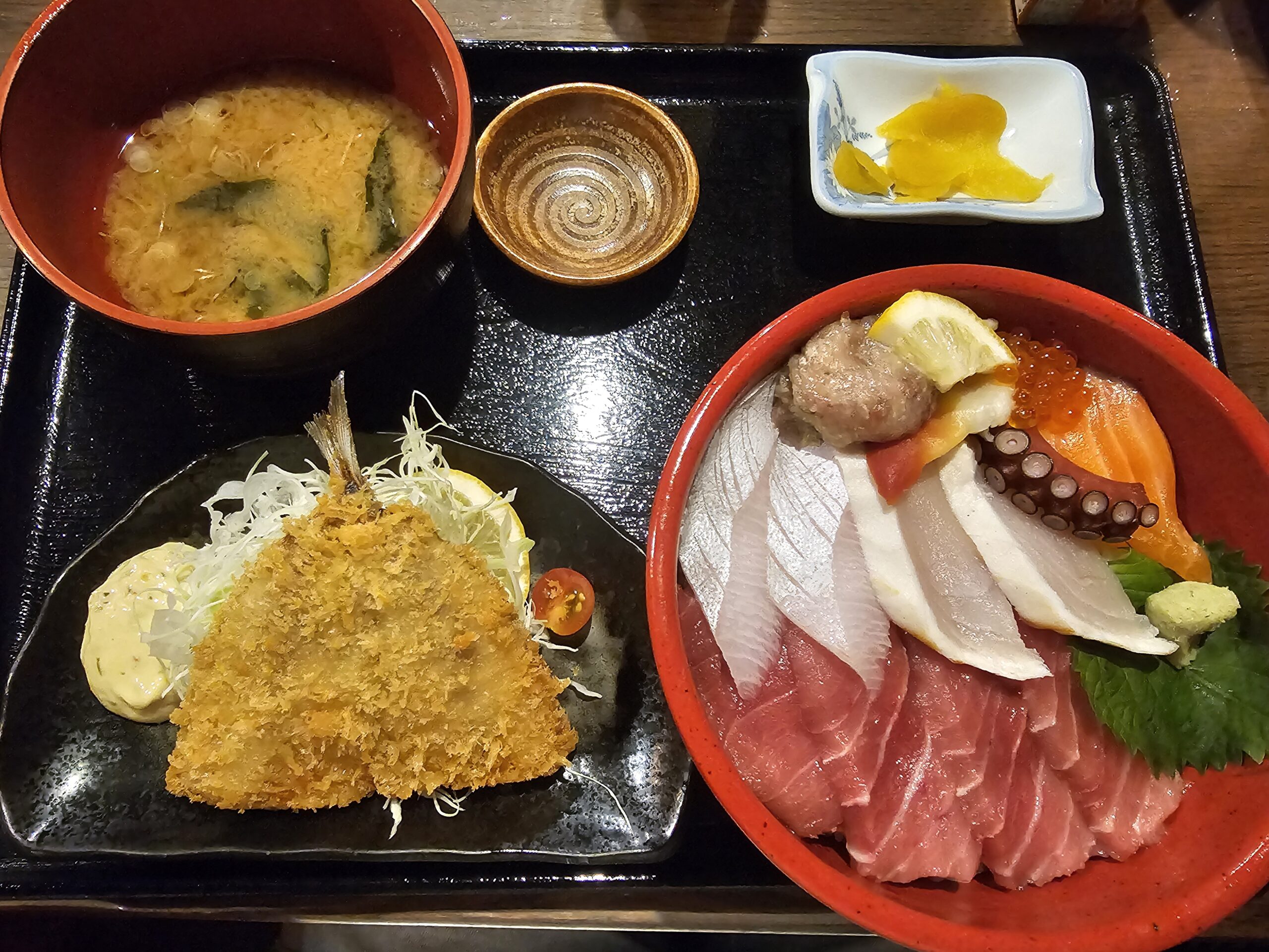 極み丼とアジフライのセット