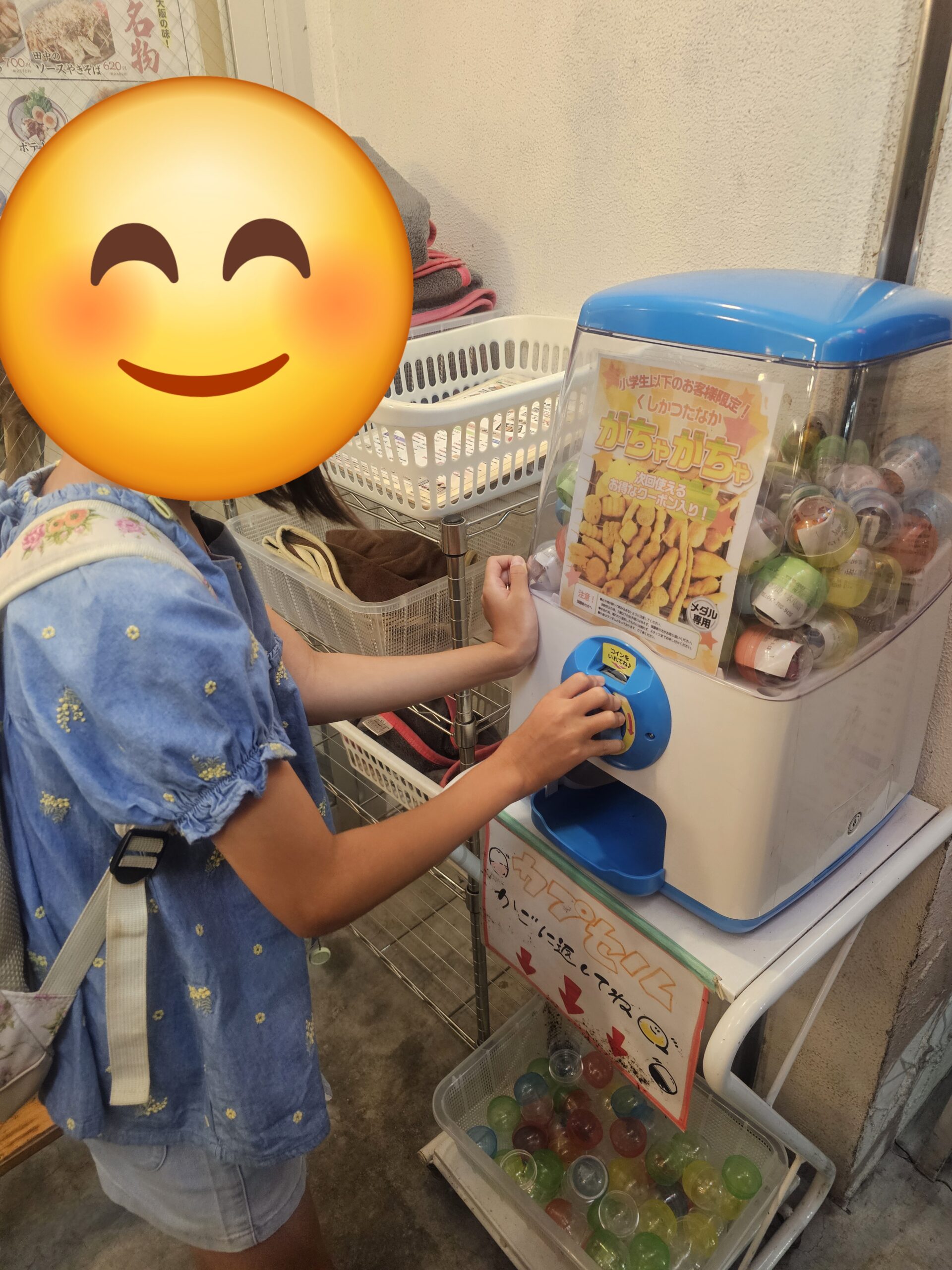 ガチャガチャをする子供
