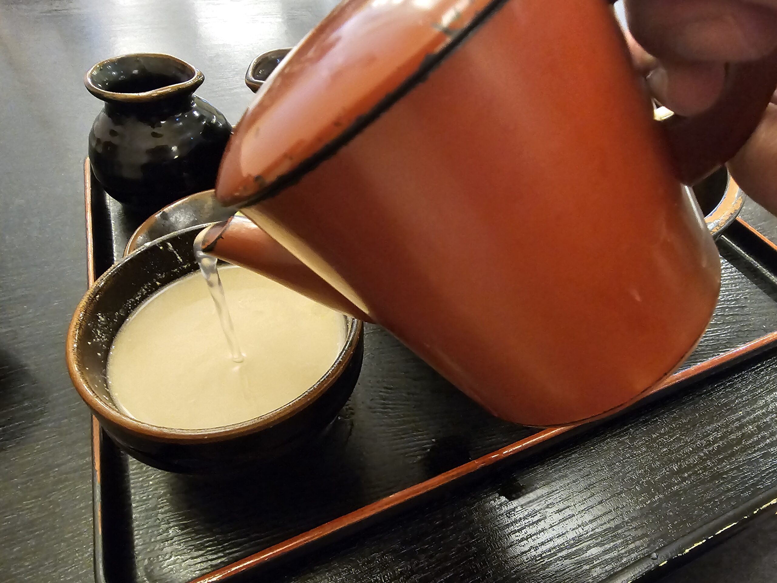 そば湯を注ぐ様子