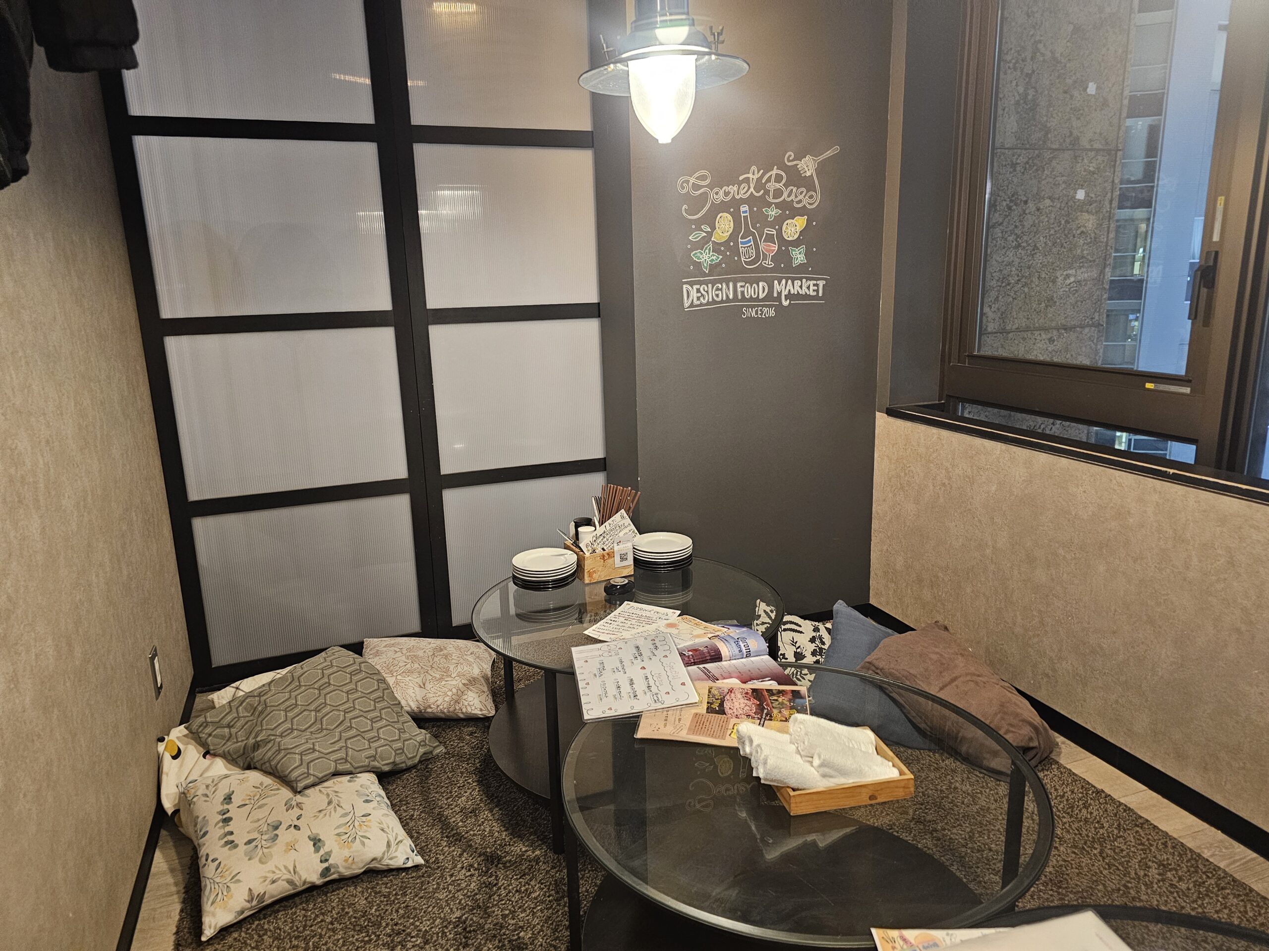 個室　肉バルVS魚バル　デザインフードマーケット　新橋店の店内