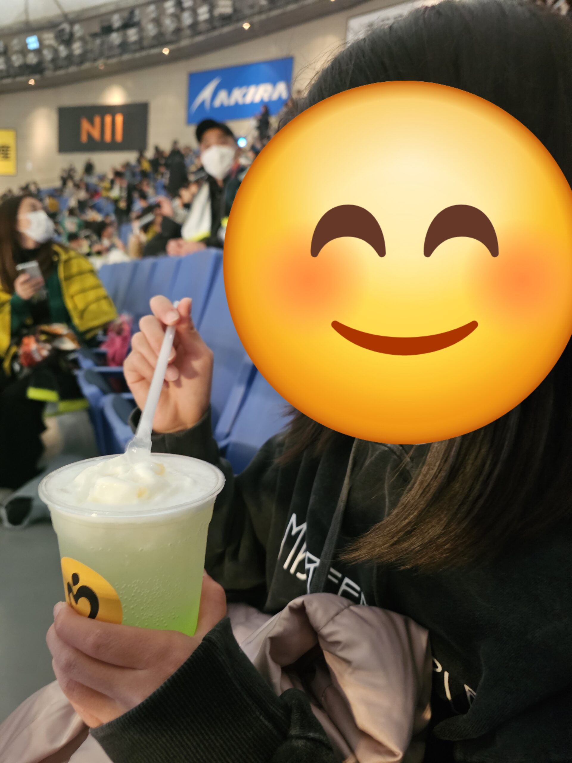 バビロンアップルソーダフロートを飲む娘