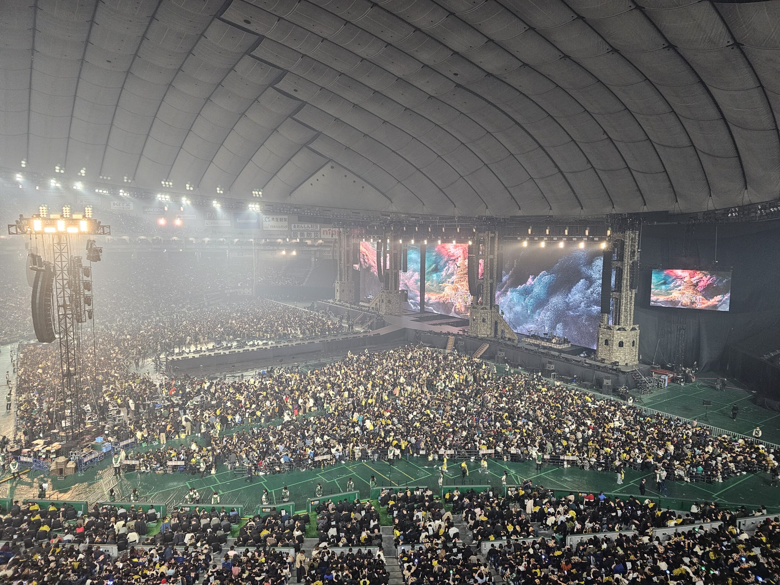 東京ドーム着席指定席(2階最前列)からのステージの見え方