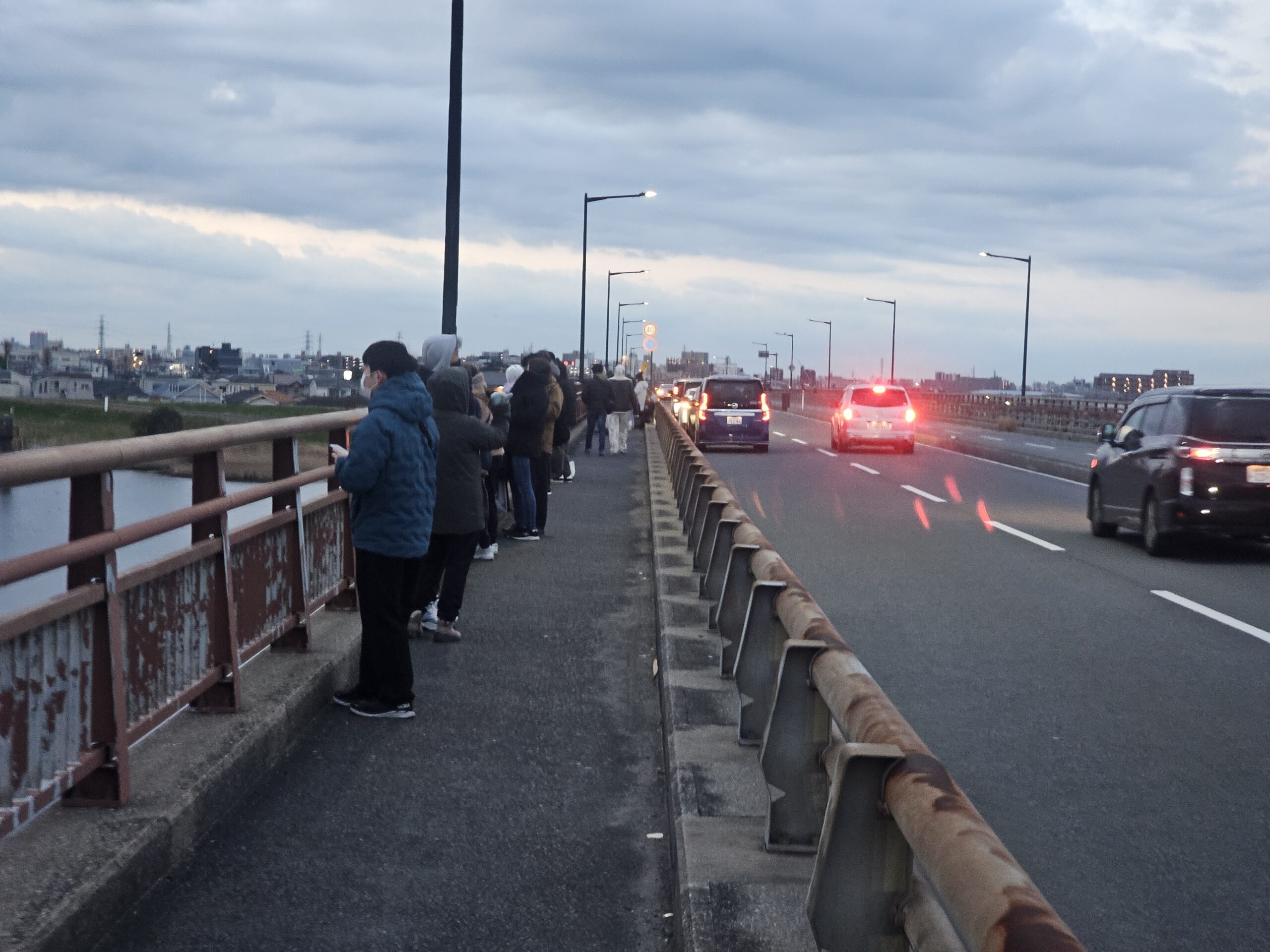 新行徳橋の歩道と初日の出を待つ人々の様子