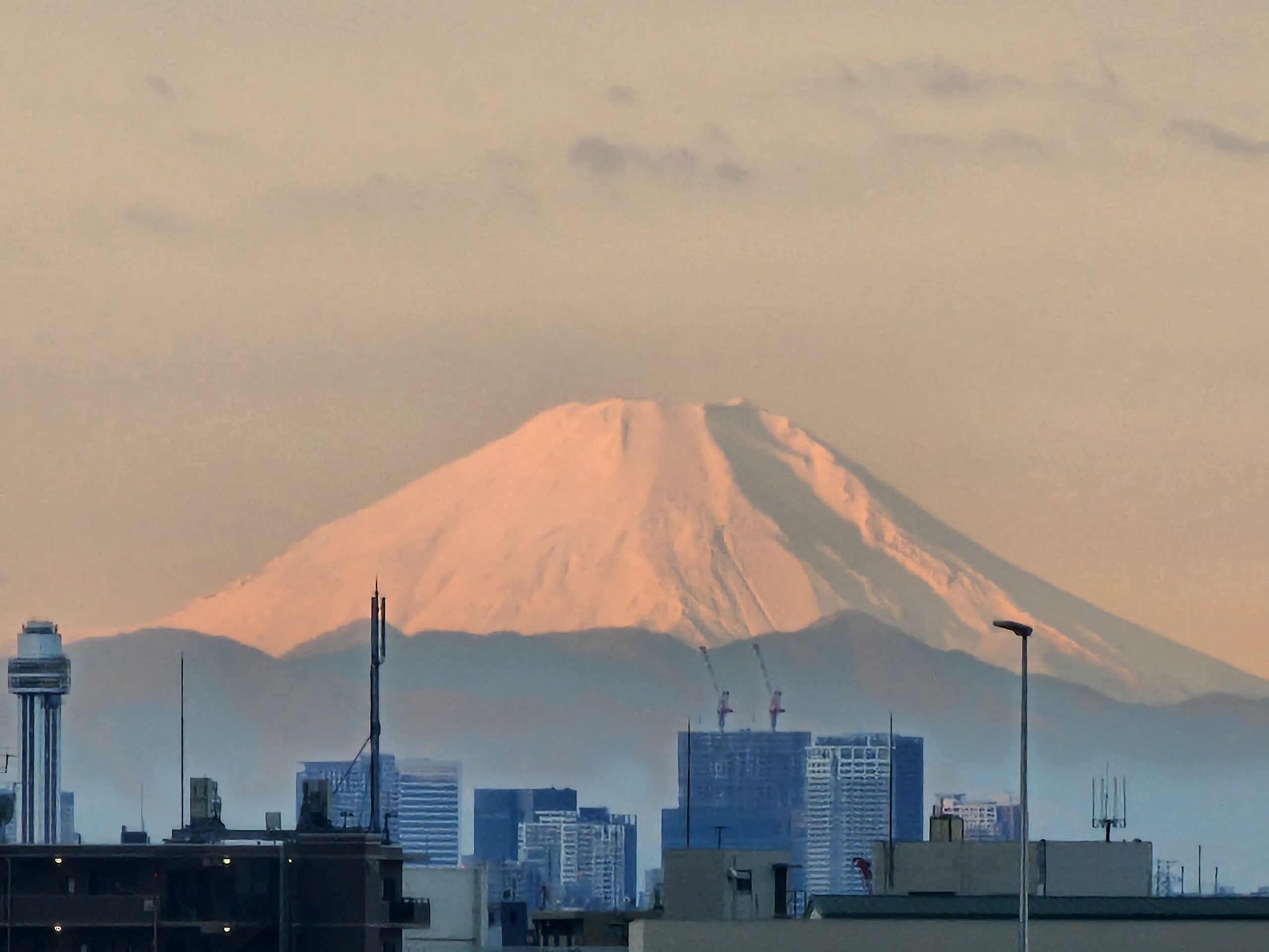 初日の出の光で赤く染まる紅富士