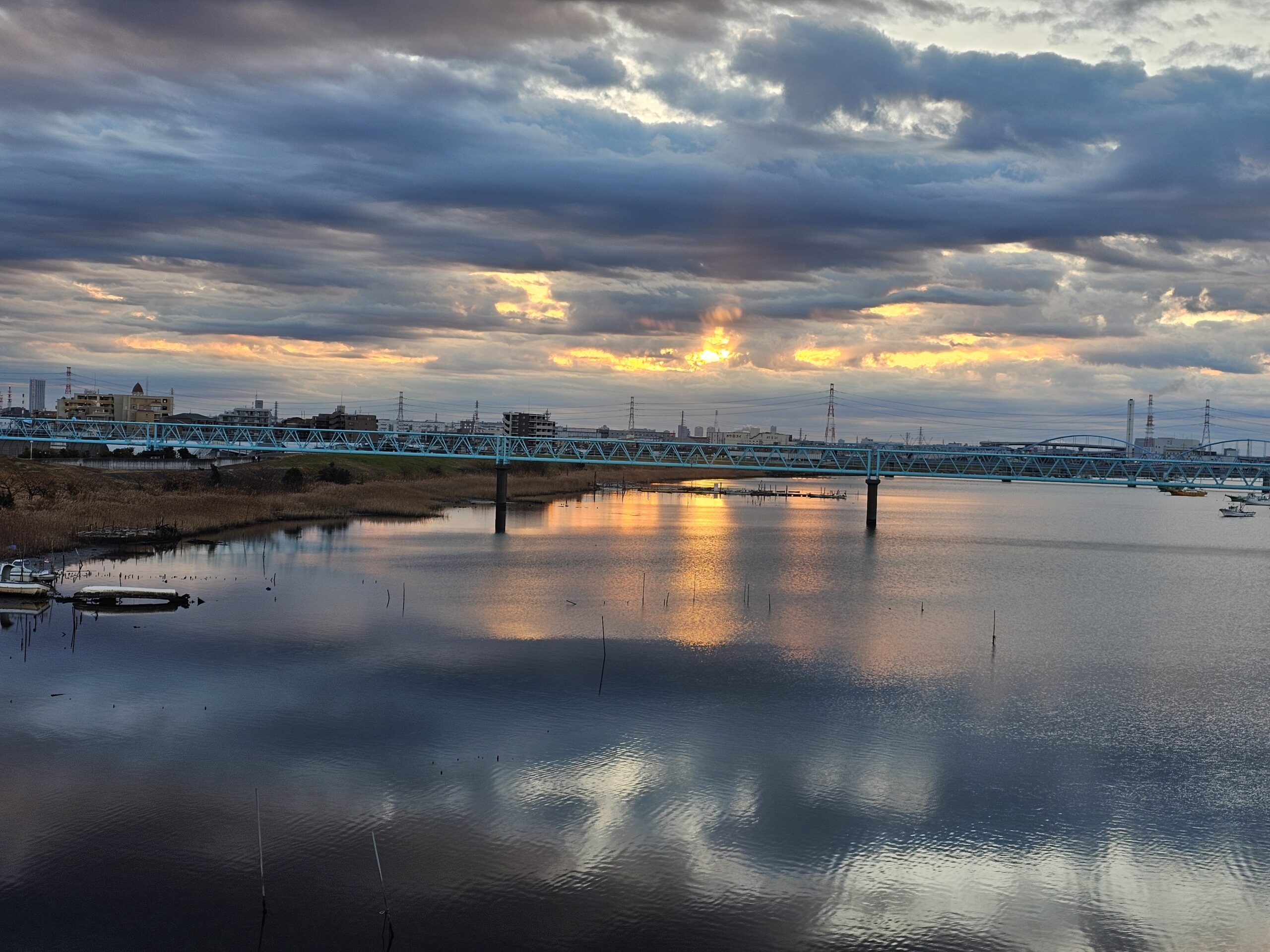 雲の切れ間から現れた2026年の初日の出