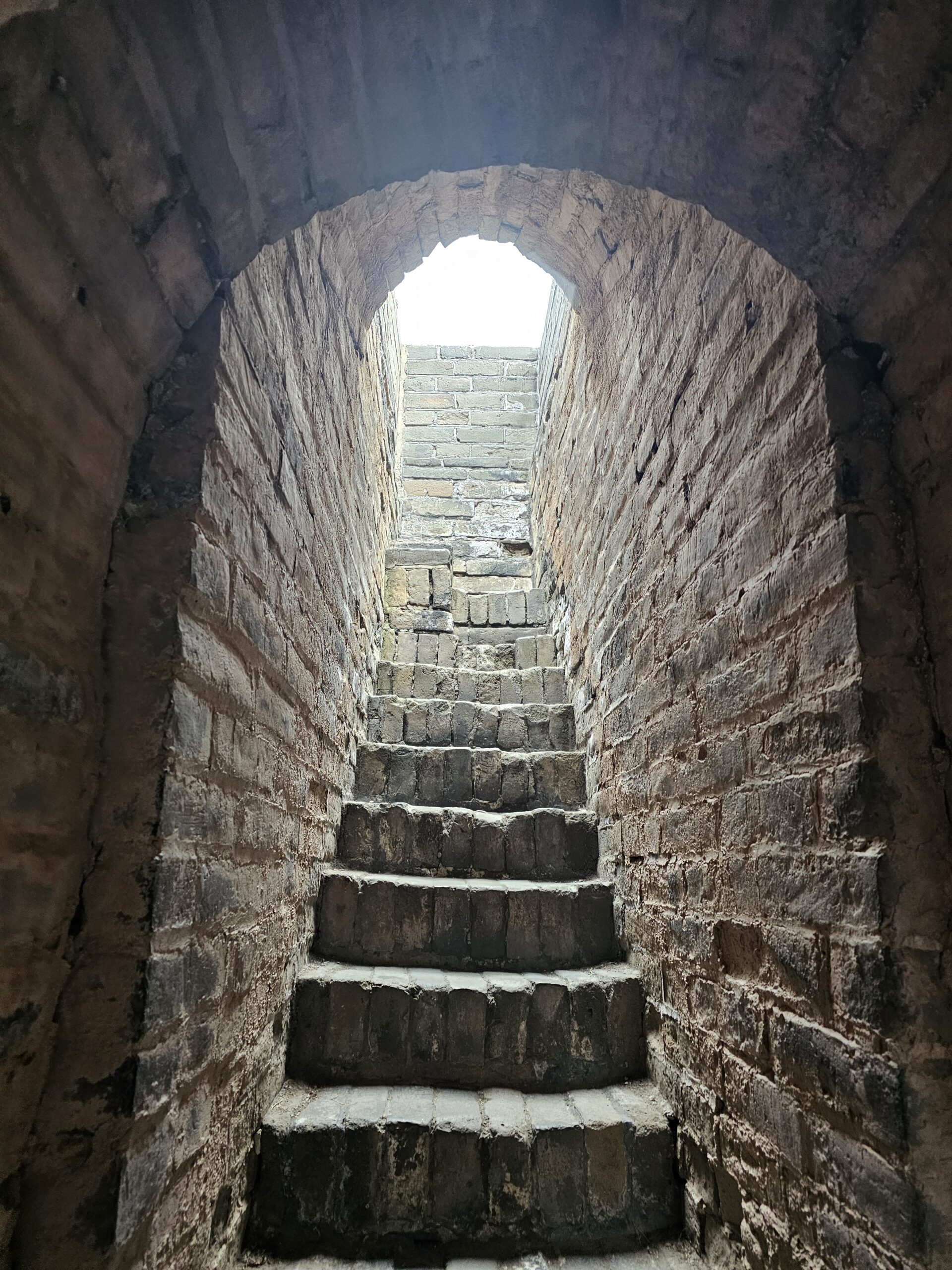  慕田峪長城の楼の中の階段