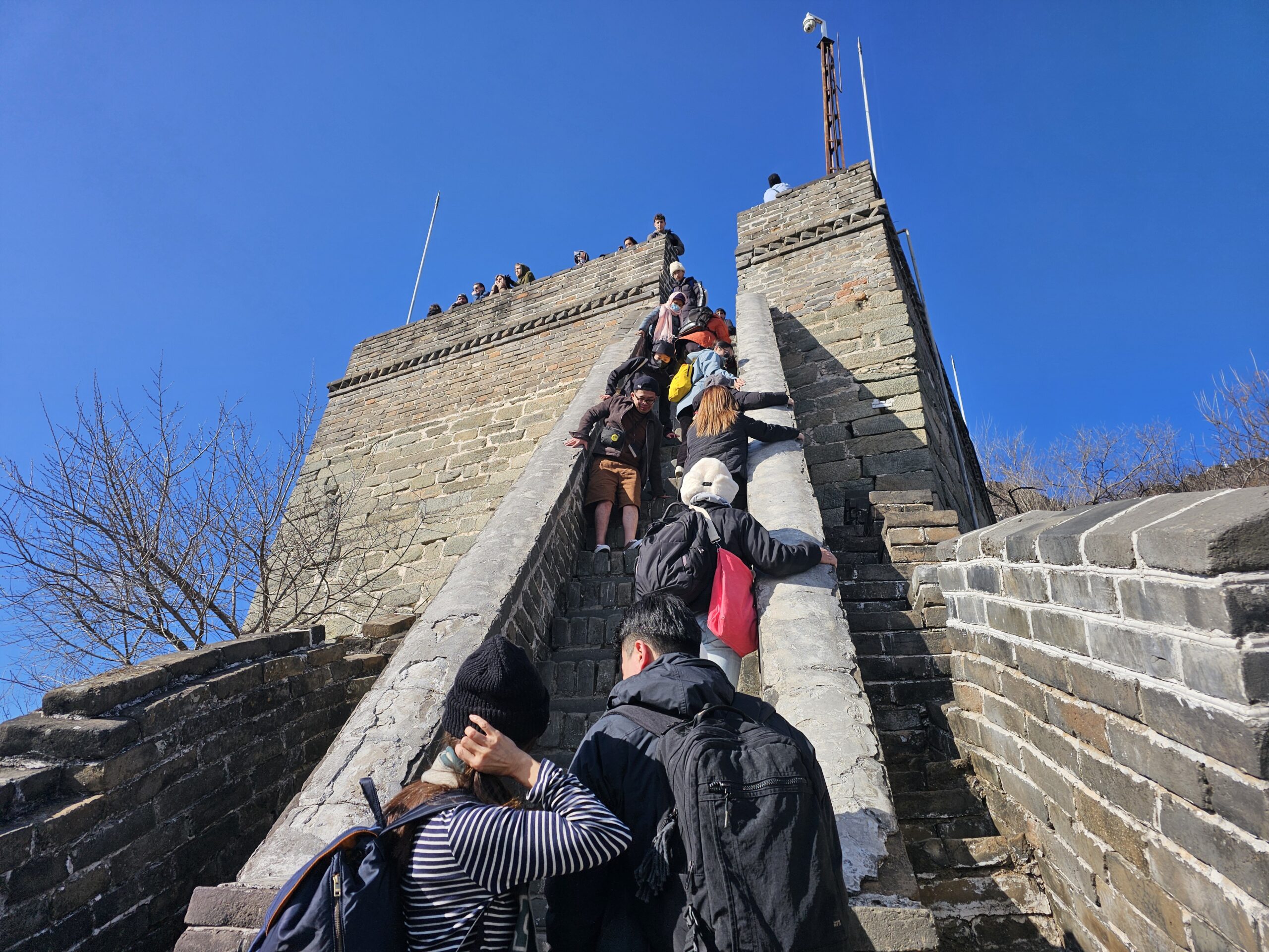 壁のようにそびえたつ階段