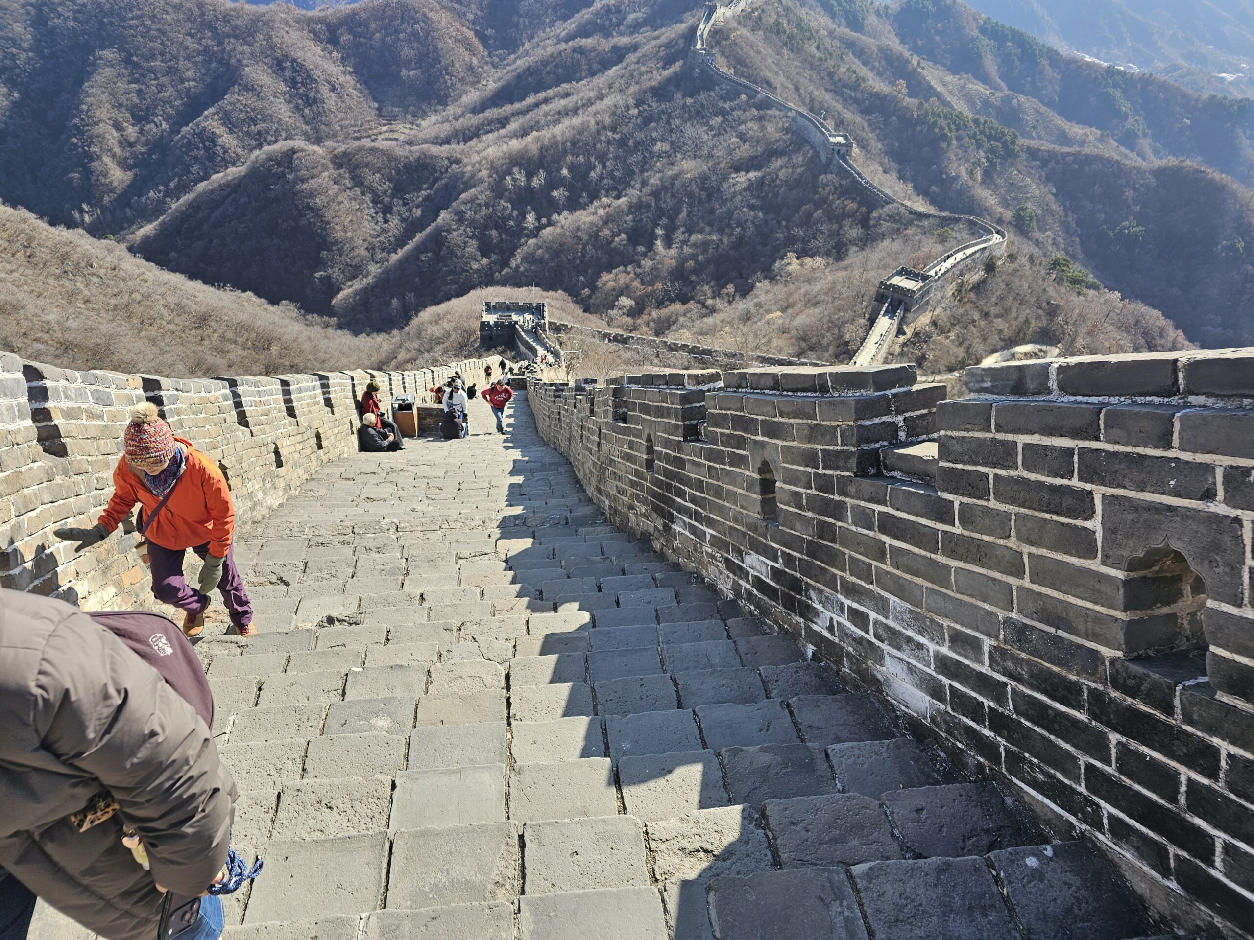 慎重にくだる階段