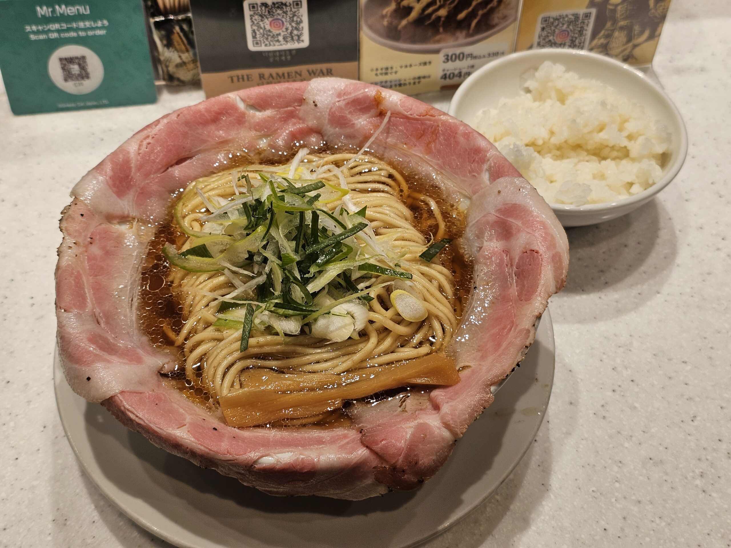 ラーメン大戦争 西新宿店のピストルとライス