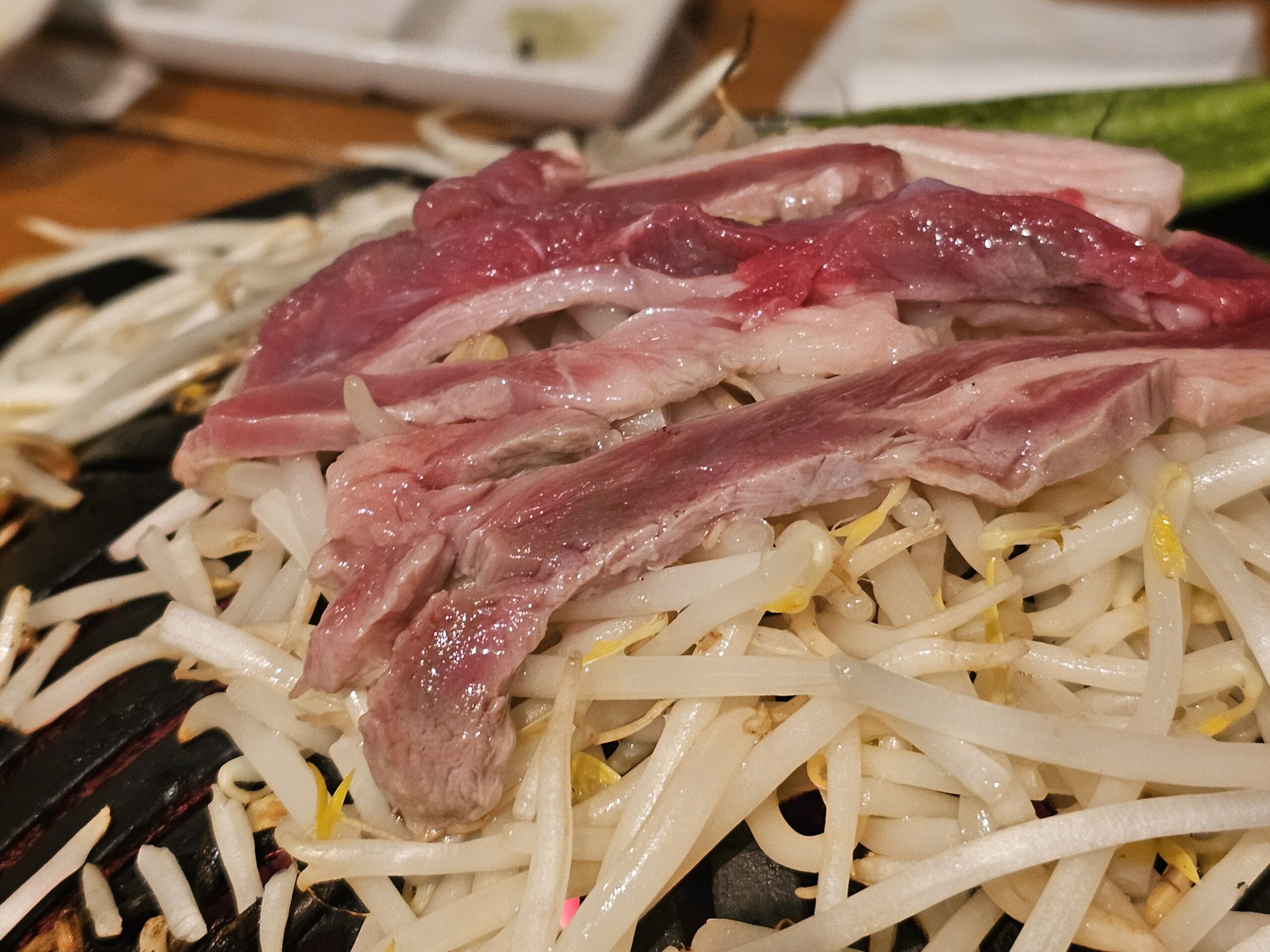 ツキサップじんぎすかんクラブ ジンギスカン鍋で生マトンを焼いている様子