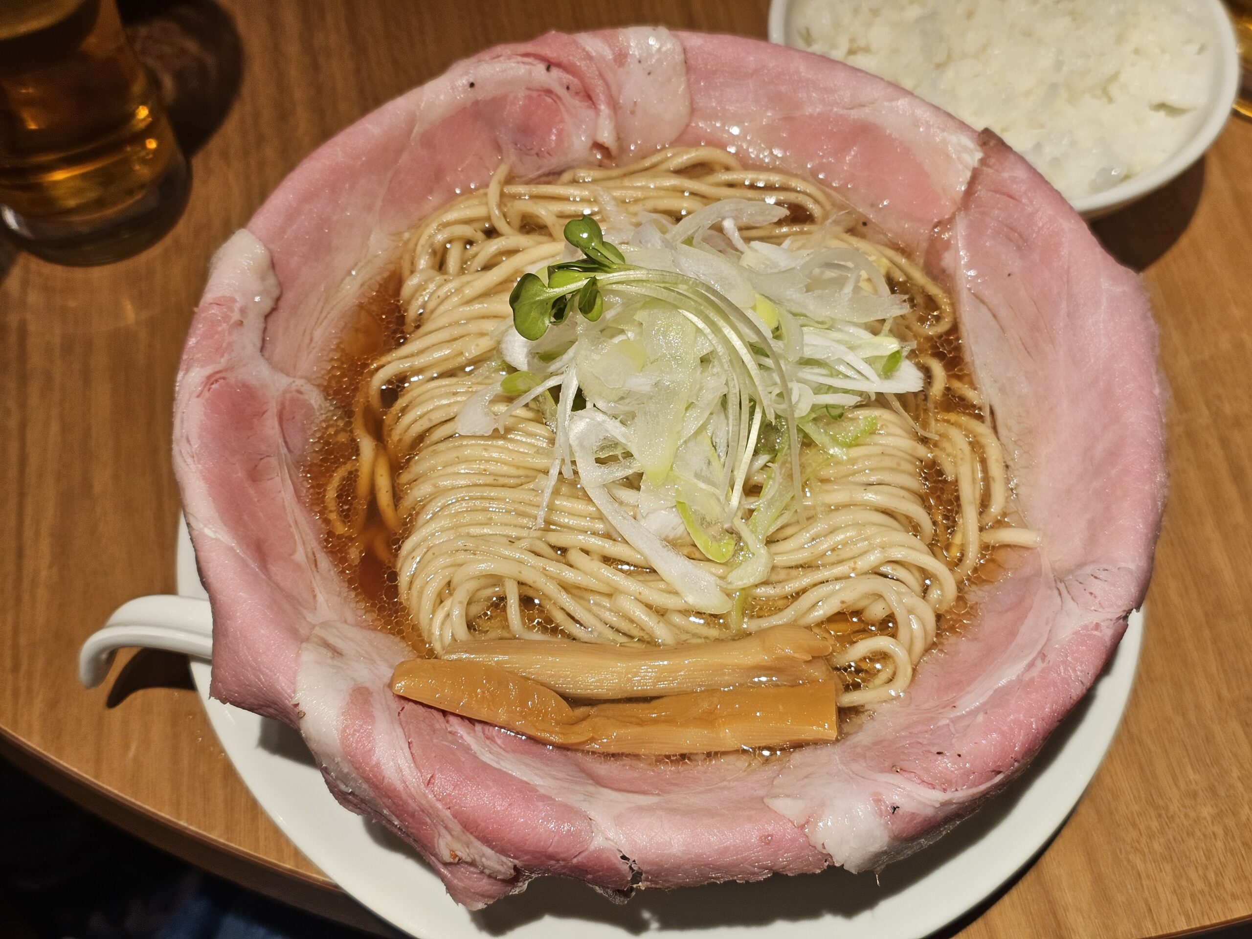 器を覆うレアチャーシューの花びら