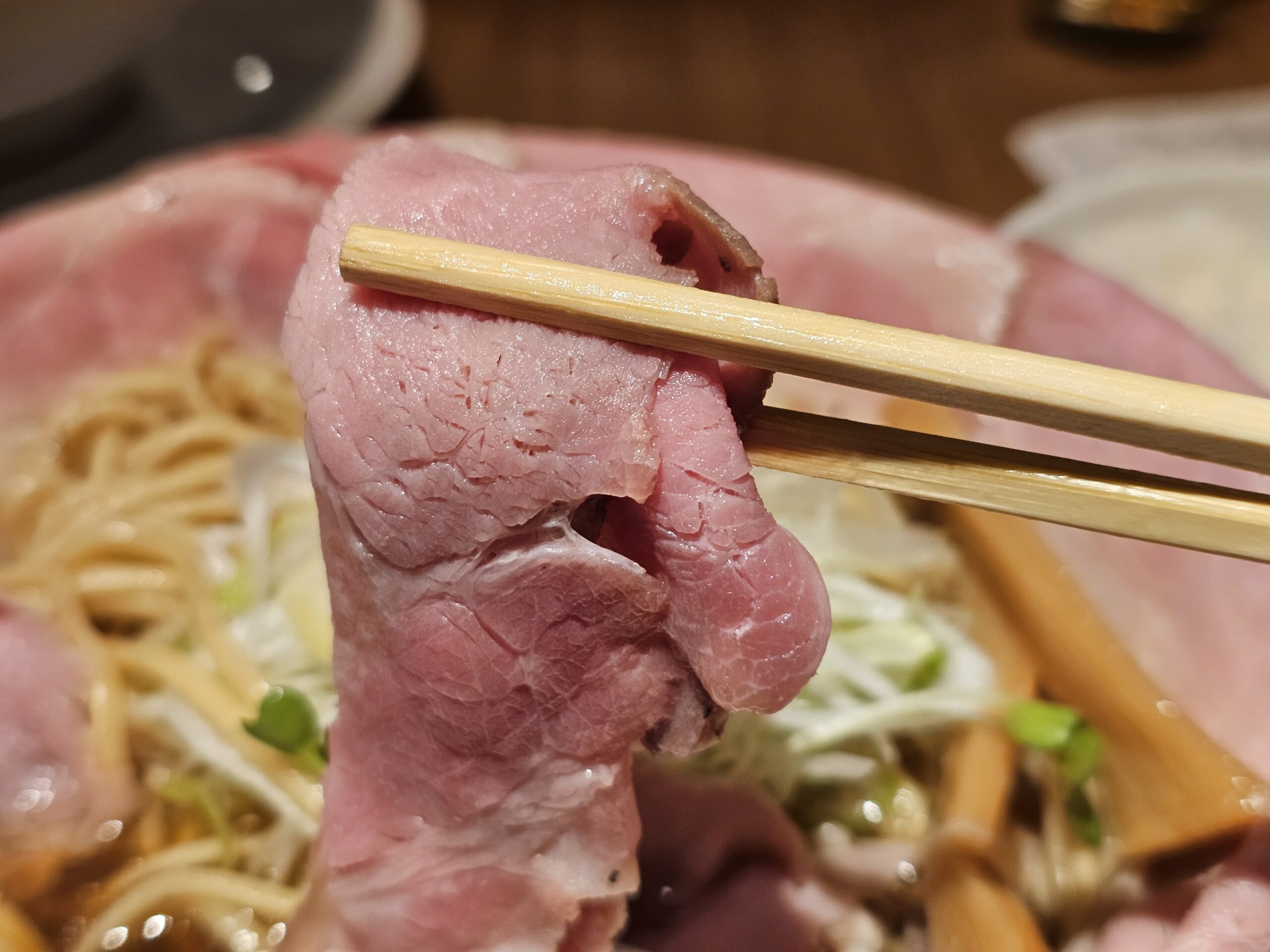 ラーメン大戦争TOKYO 水道橋店の美しきレアチャーシュー