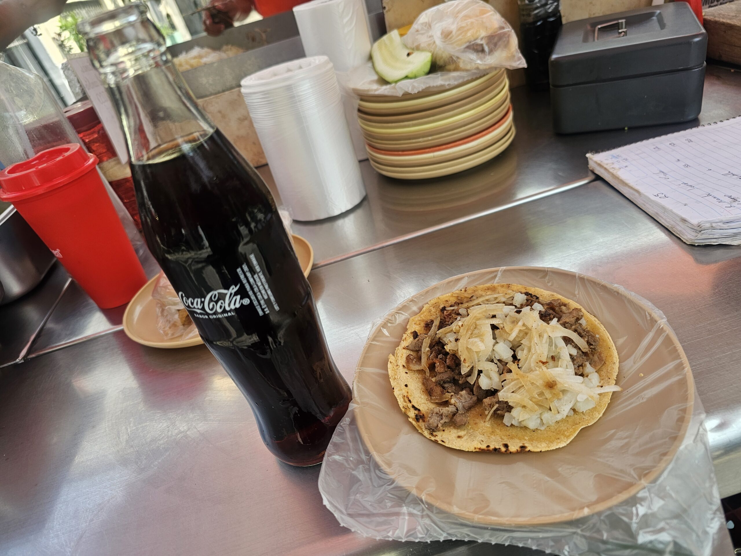 メキシコシティの屋台のタコスとコーラ