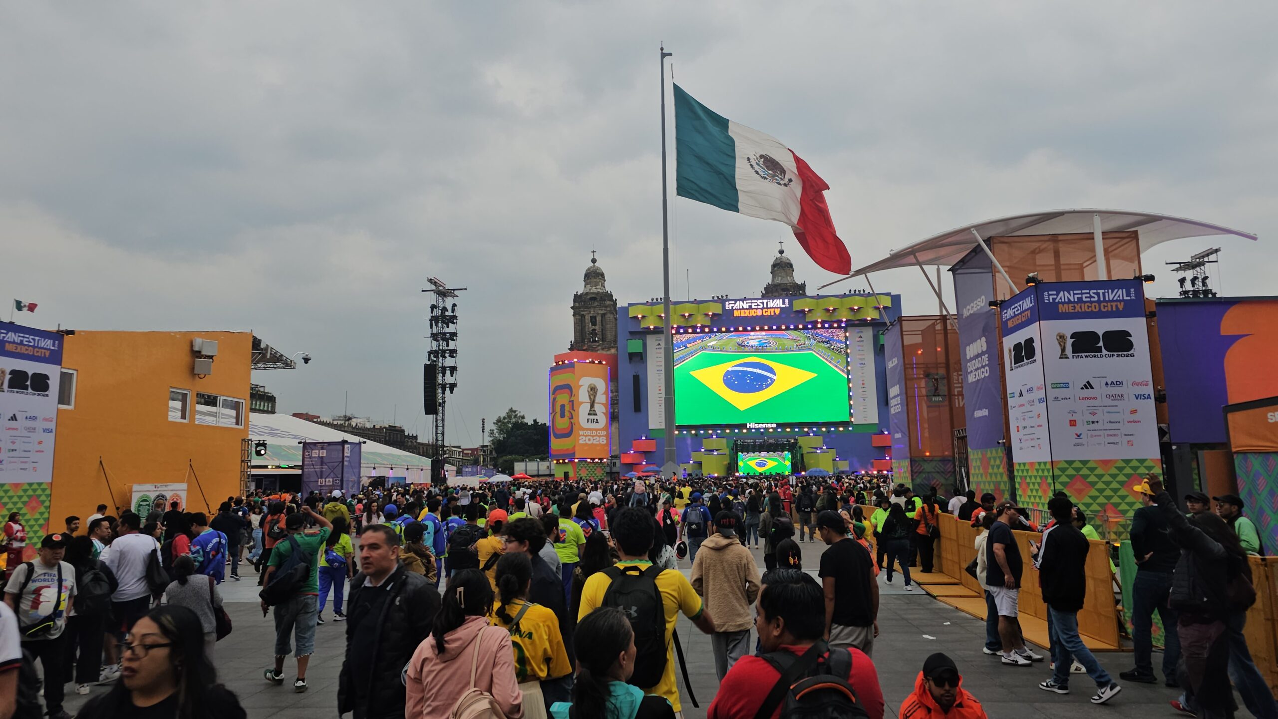 メキシコシティのファンフェスティバル会場でのブラジル戦