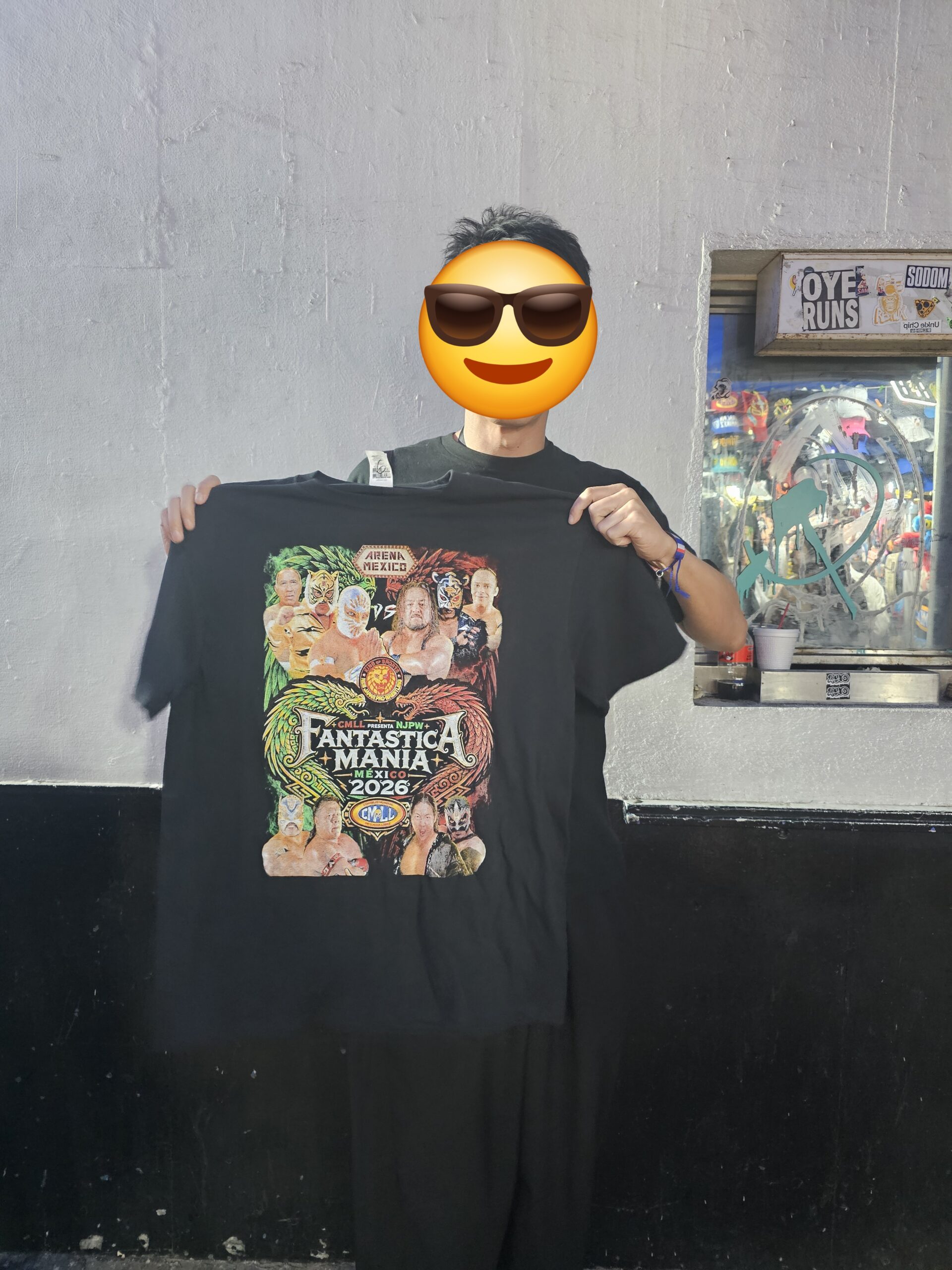 購入したTシャツを持って記念写真