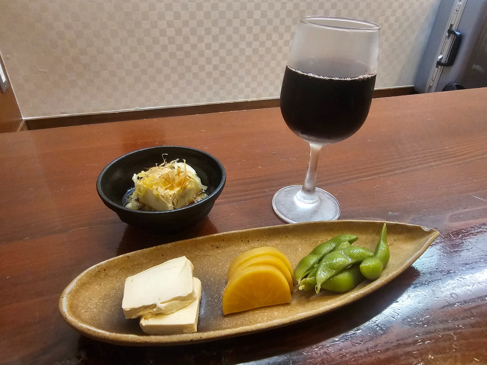 奥藤本店 甲府駅前店 ちょい呑みセット 山梨グラスワイン赤 枝豆 チーズ甲州みそ漬け たぬき奴