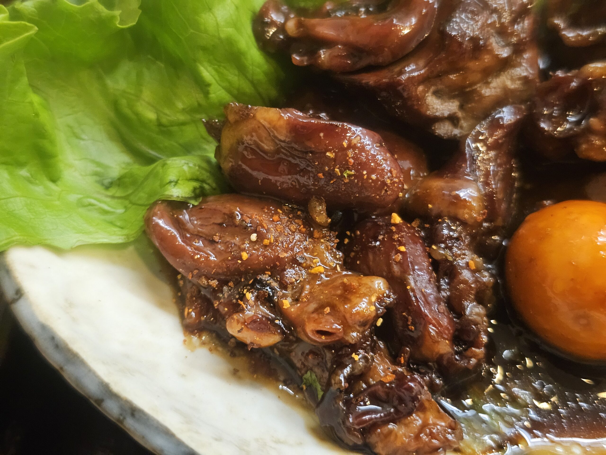 七味をかけた鳥もつ