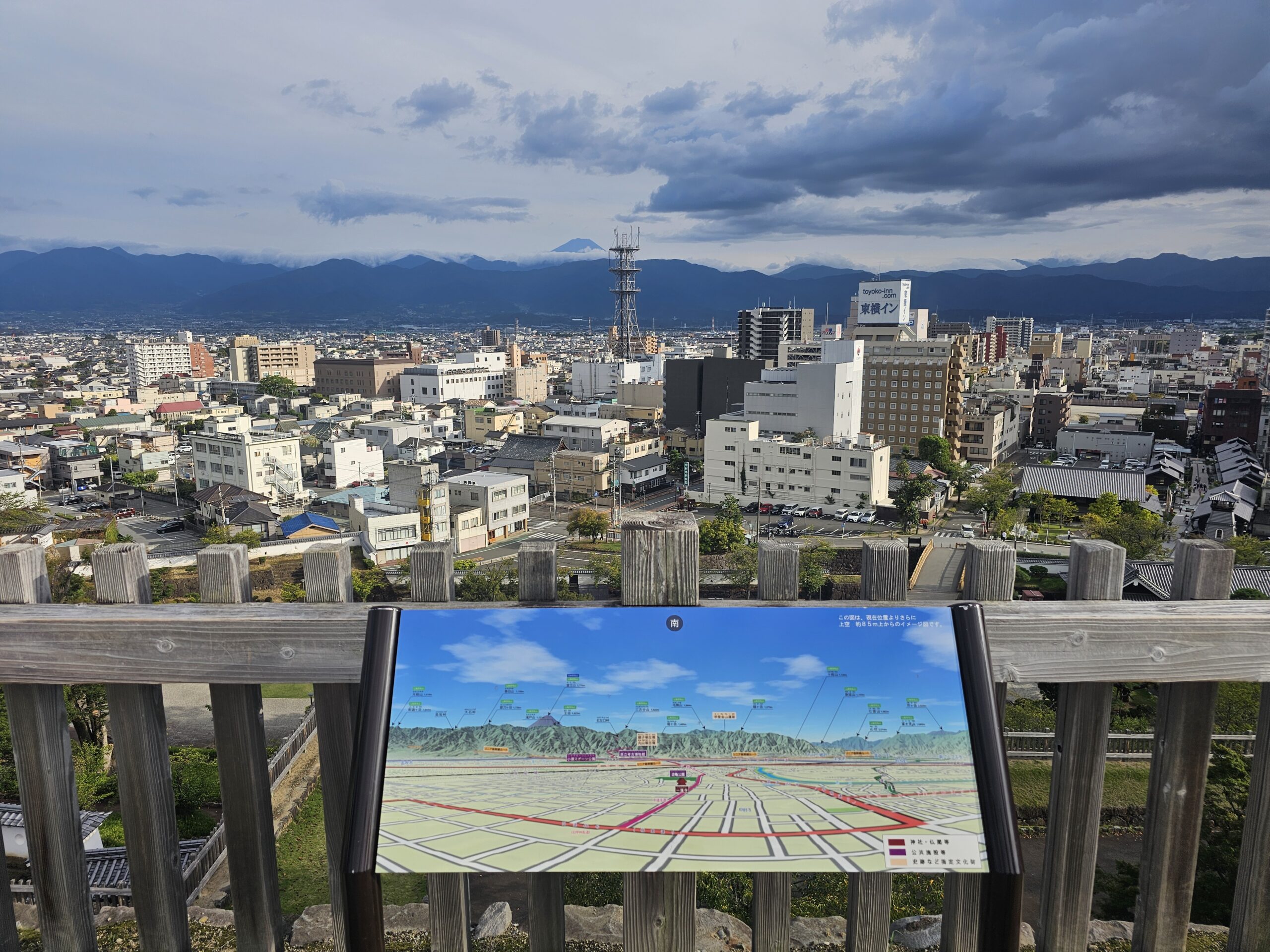 舞鶴城公園（甲府城跡）からの景色