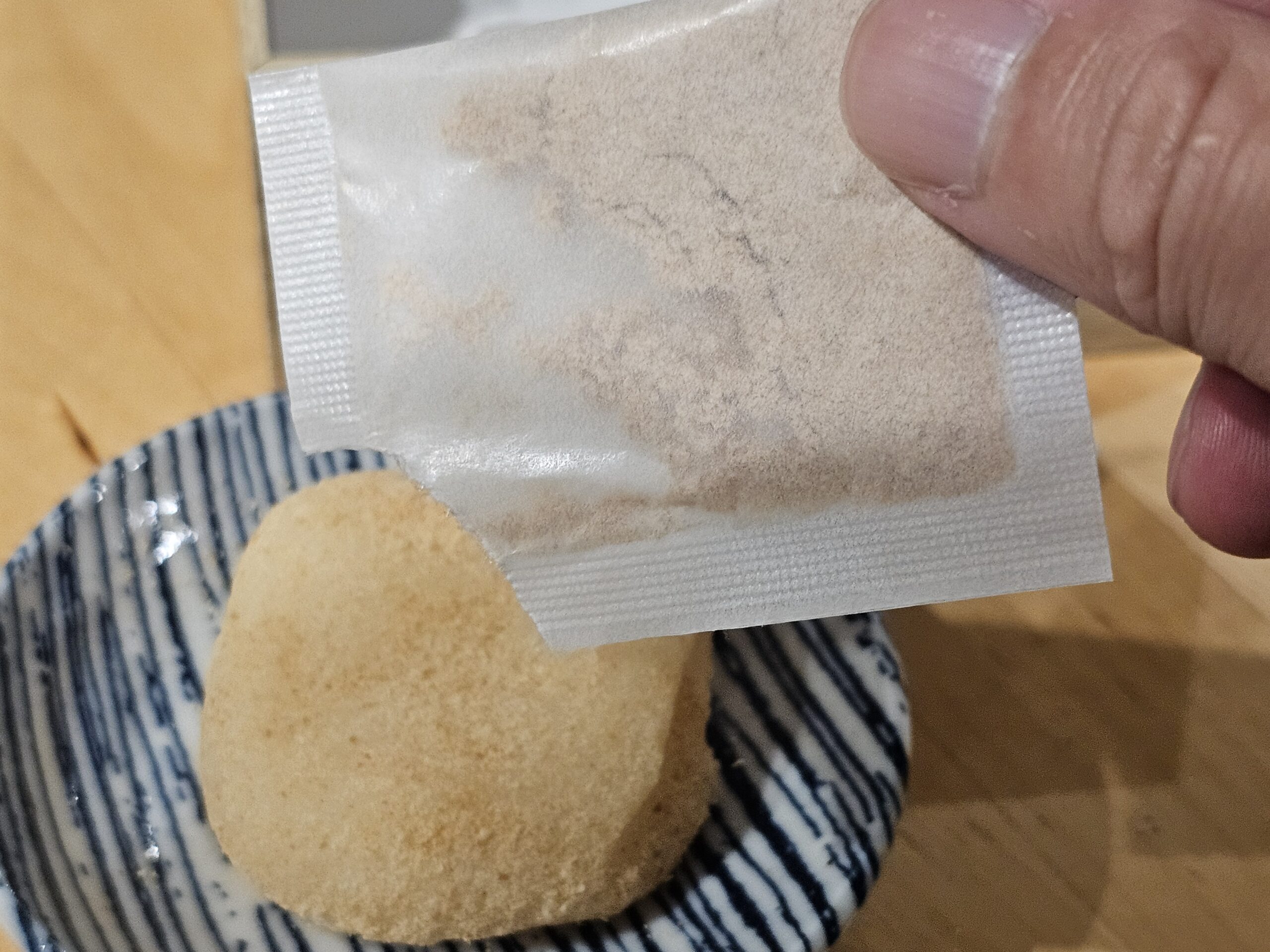 きな粉をたっぷりかけた生信玄餅
