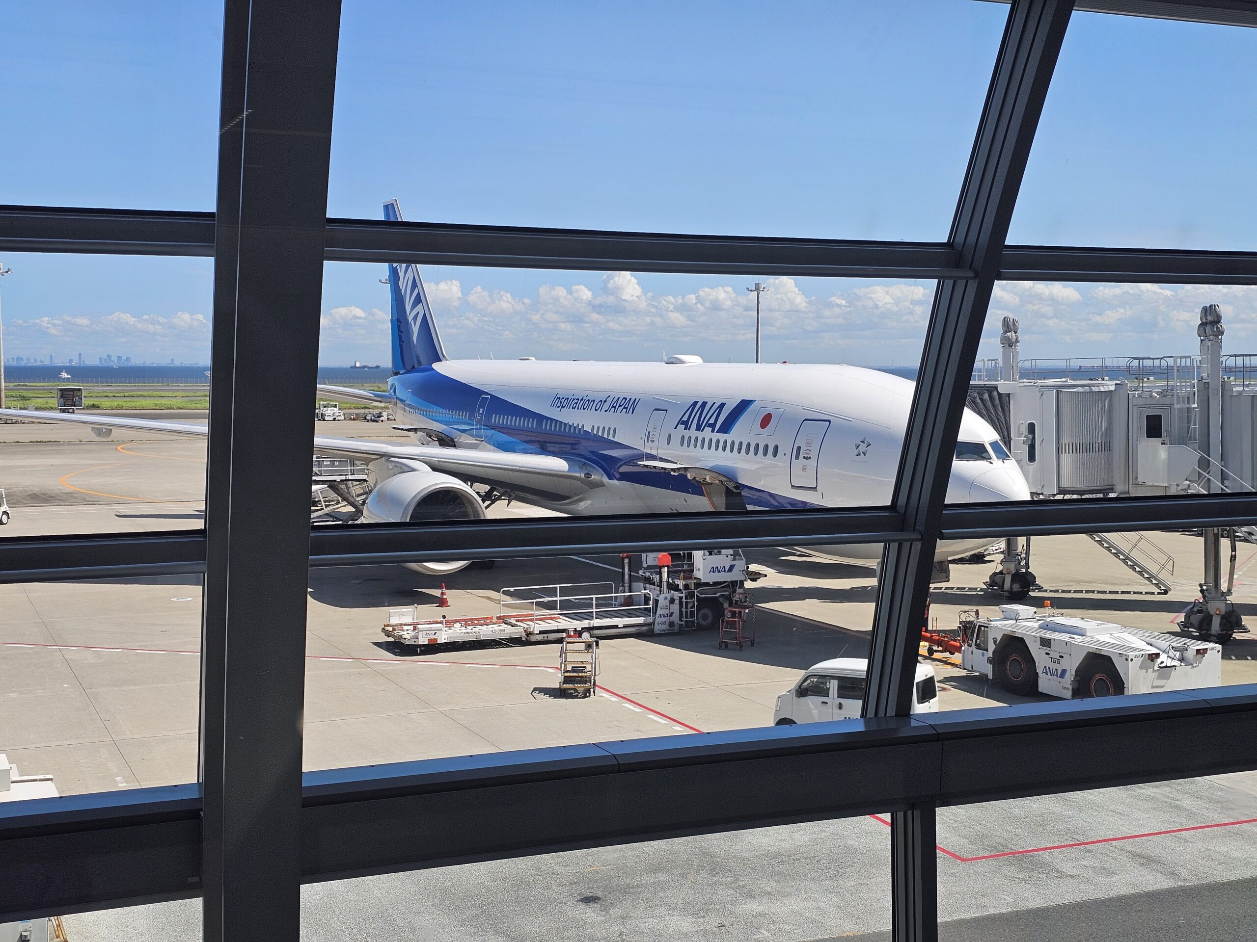 63番スポットのB777-200(ANA)