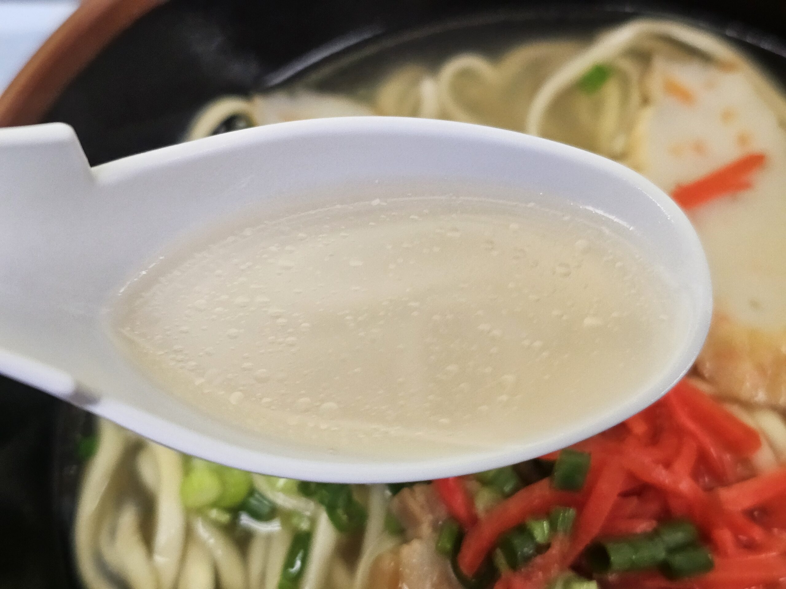 空港食堂の沖縄そばのスープ