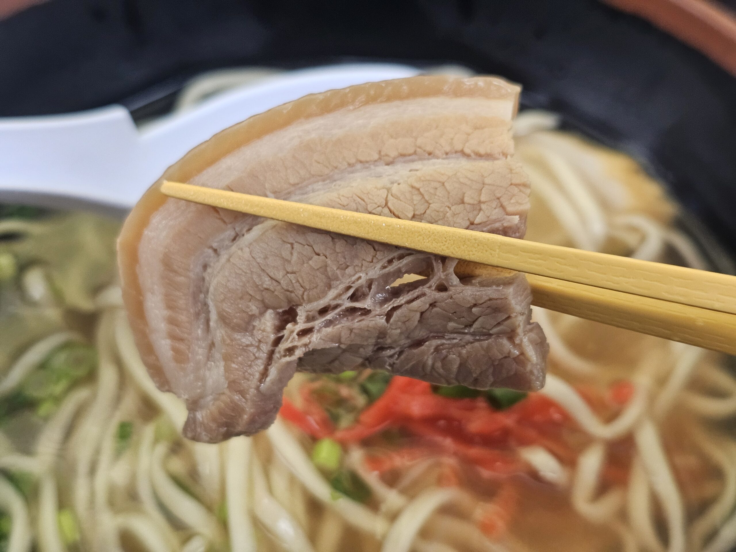 空港食堂の沖縄そばの三枚肉