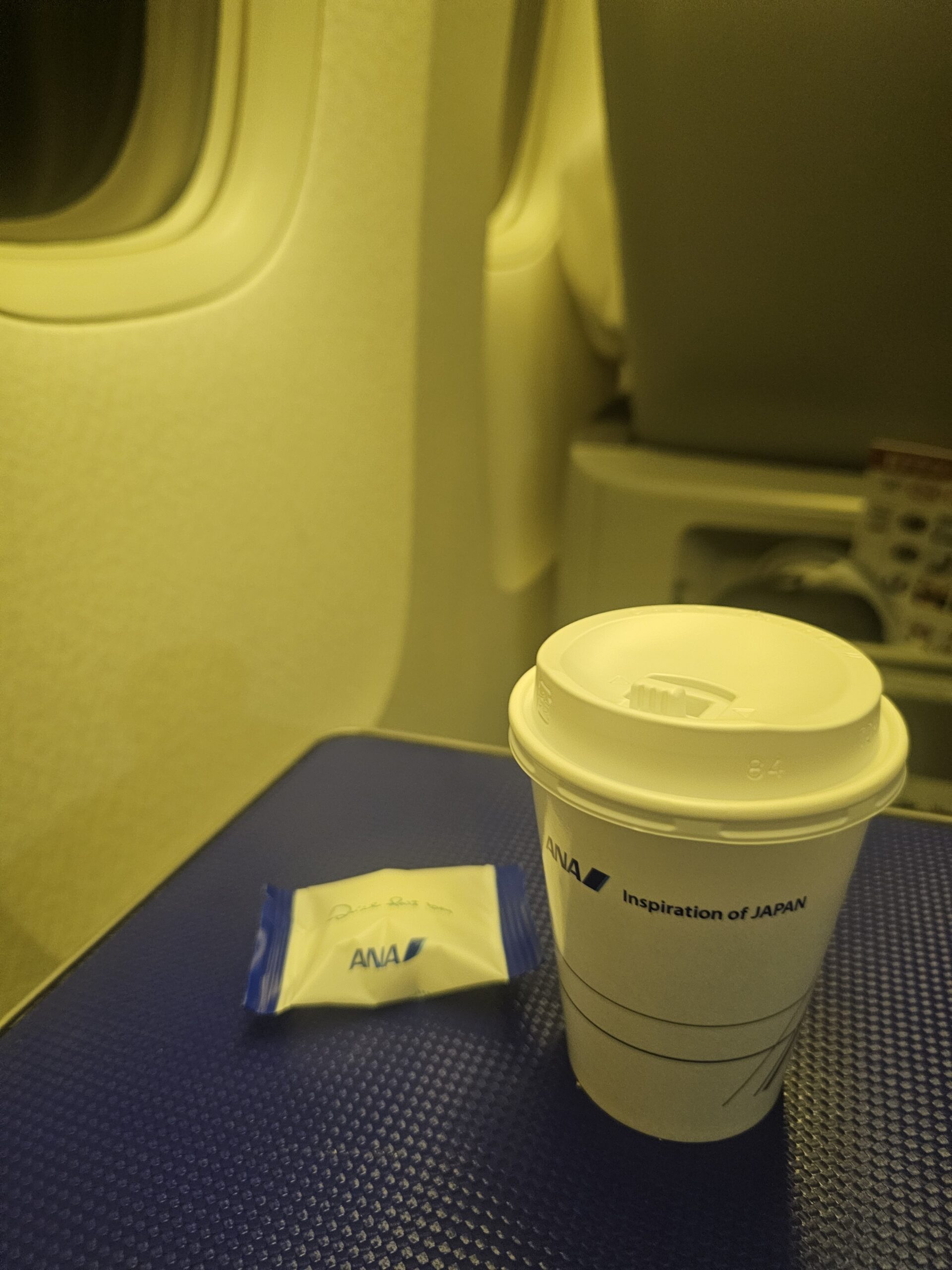 那覇空港から羽田空港に向かうANA便のアイスコーヒー
