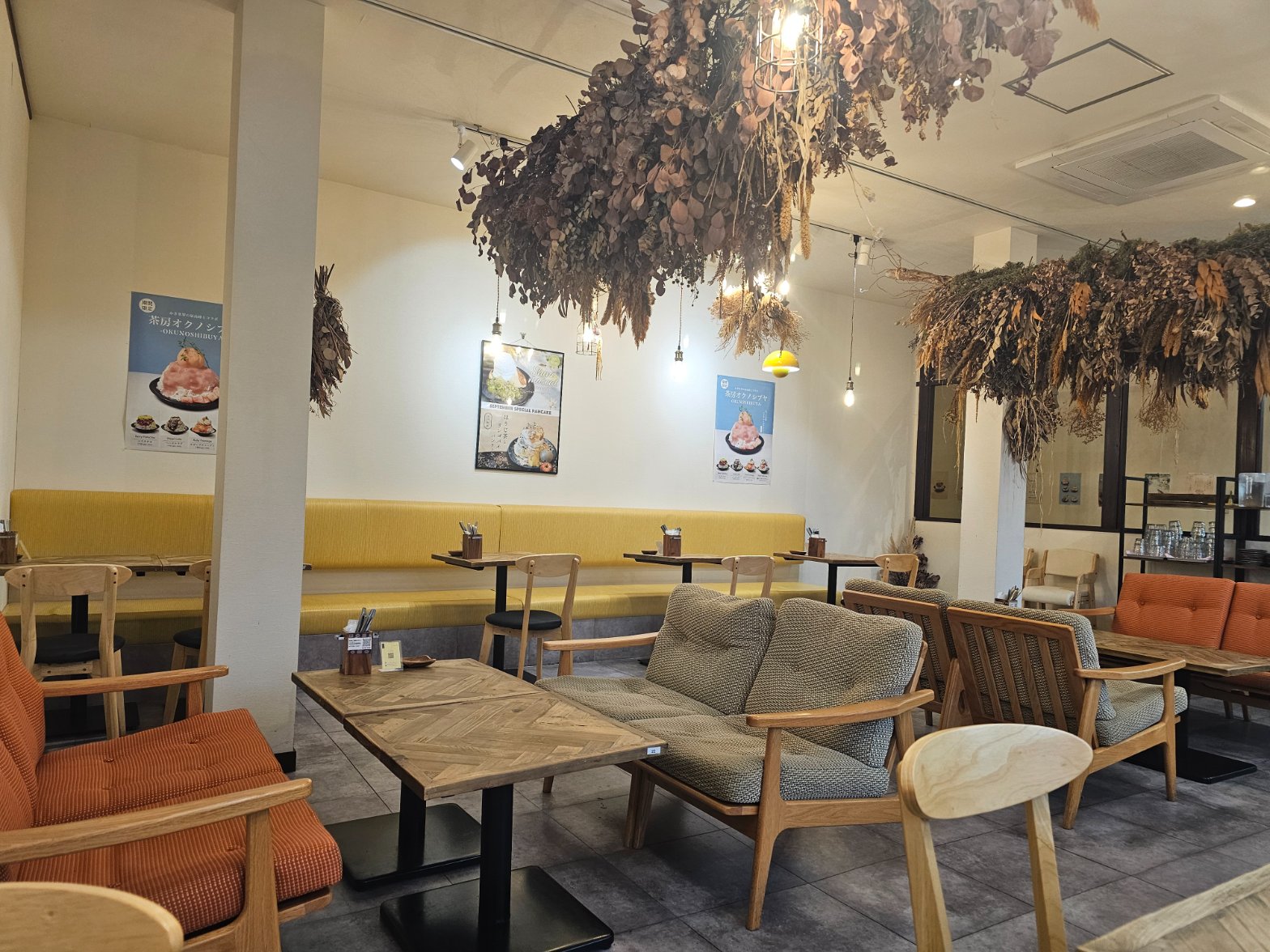 オムライス&パンケーキ yellow 栃木店 店内 ソファ席とドライフラワー
