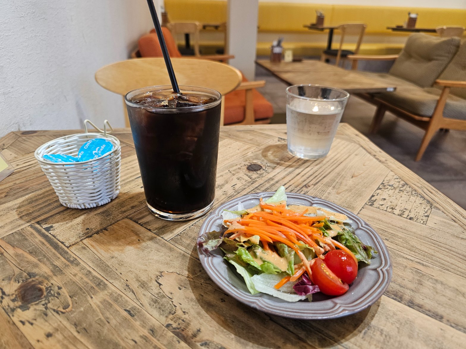 オムライス&パンケーキ yellow 栃木店 サラダセットとアイスコーヒー