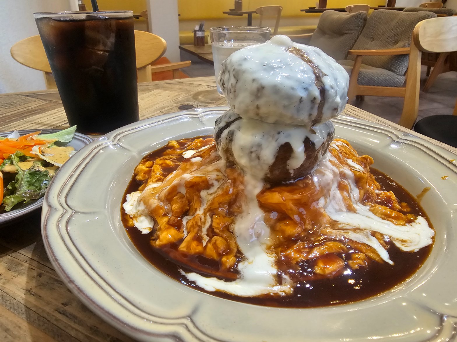 オムライス&パンケーキ yellow 栃木店 ダブルチーズダブルハンバーグオムライス チーズソースたっぷり