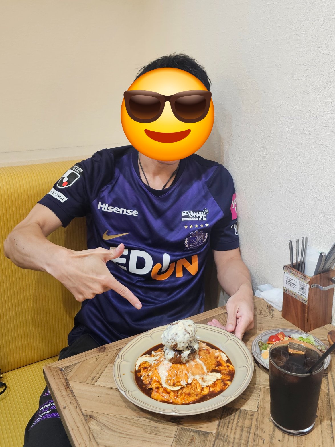 オムライス&パンケーキ yellow 栃木店 やすじゅん ダブルチーズダブルハンバーグオムライスと記念撮影